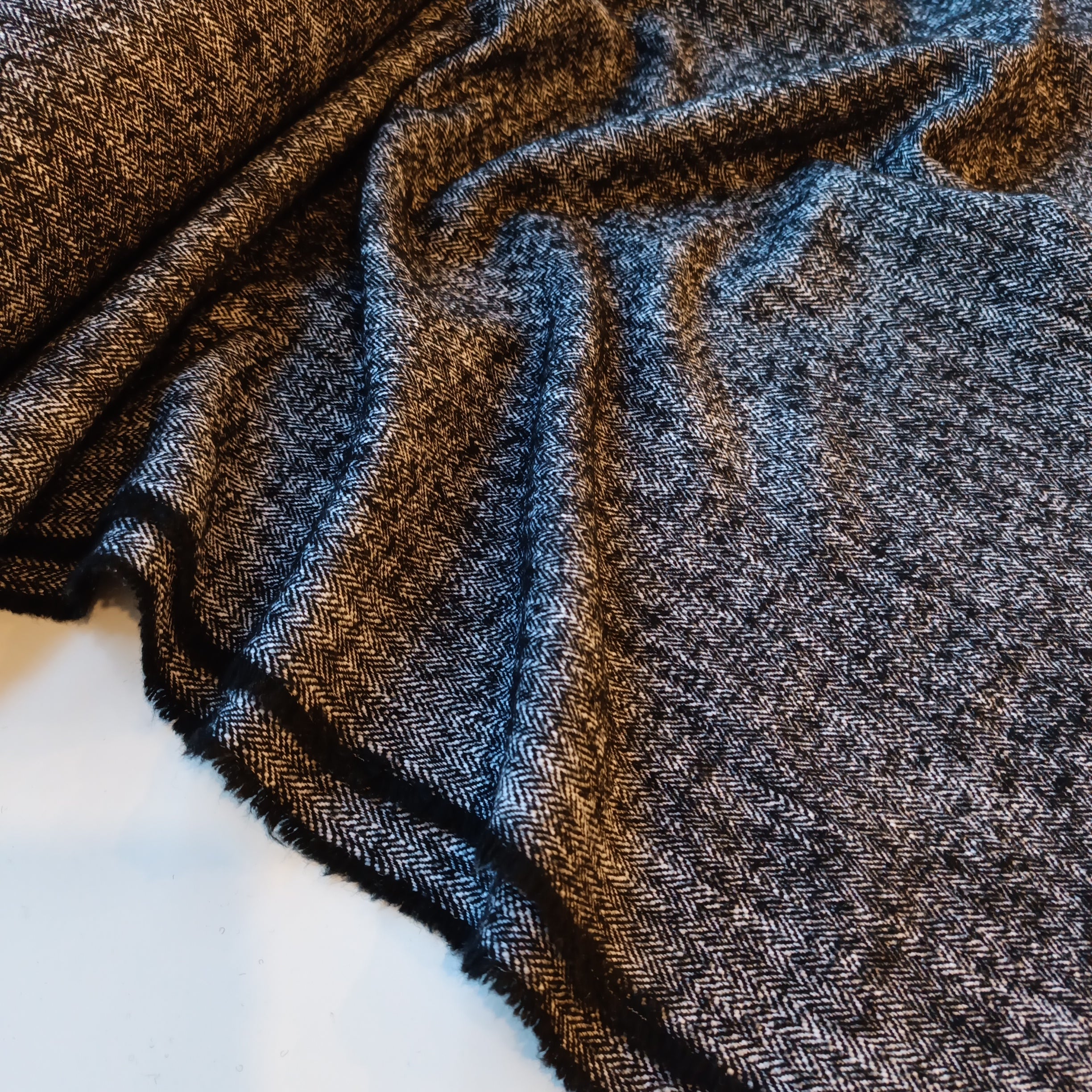 No. 690 thin wool fabric herringbone / 0.7 m