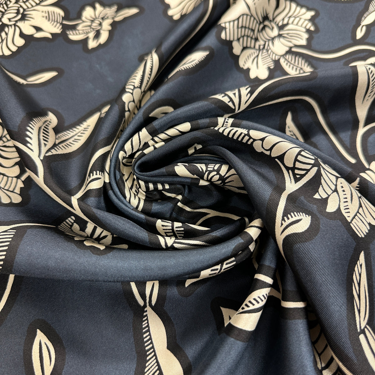 No. 2157 Seide Blumenmuster dunkelblau