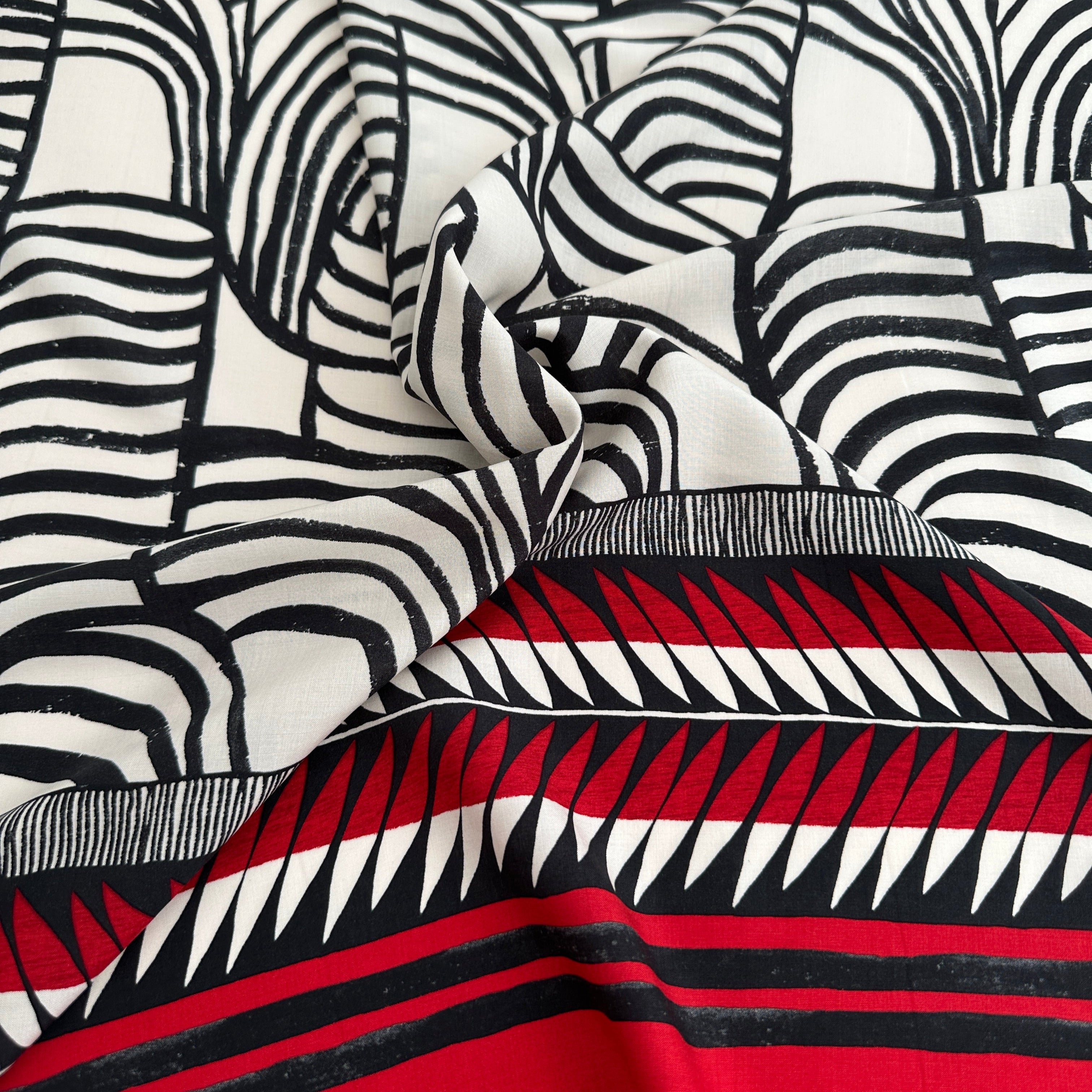 No. 1604 Viskose Druck s/w mit Borte