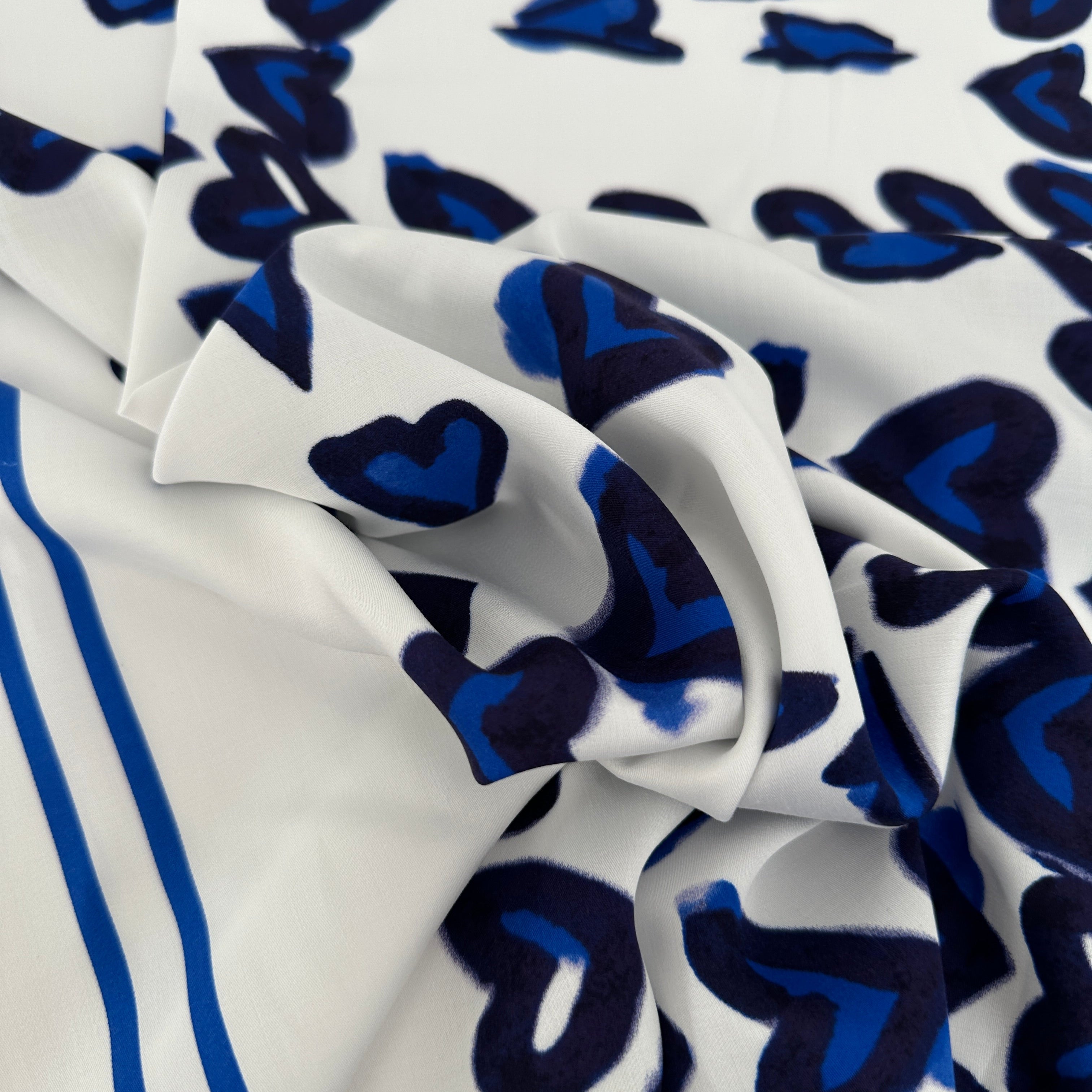 No. 1606 Viskose Druck blaue Herzchen mit Borte