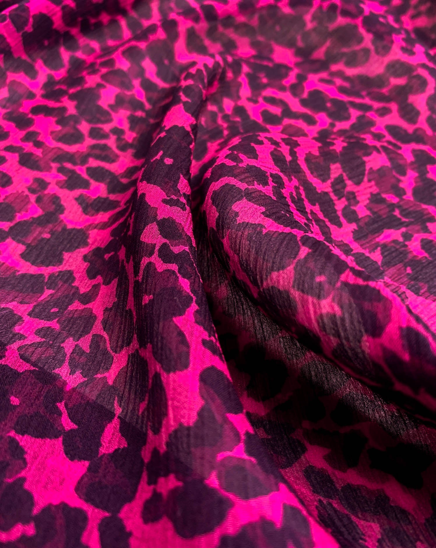 No. 1116 Seide mit Tupfen Print fuchsia