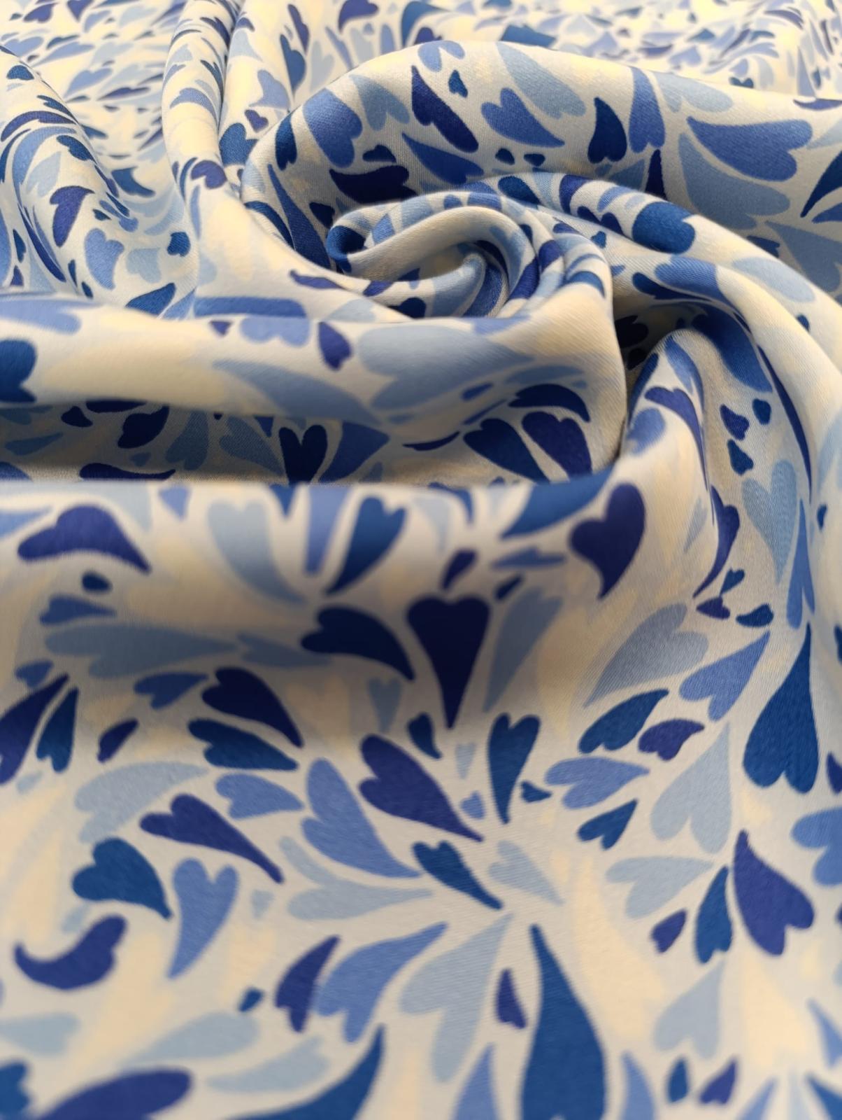 No. 1635 Viskose Druck blaue Herzen