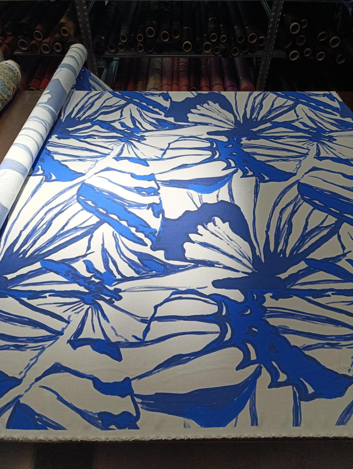 No. 1631 Viskose Druck blaue große Blumen