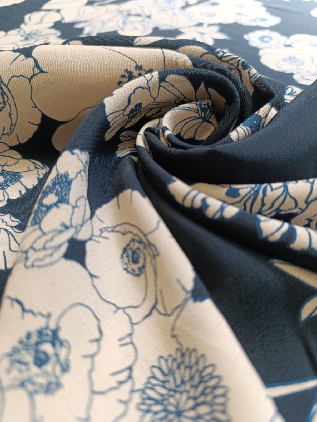 No. 1634 Viskose Druck blaue Blumen