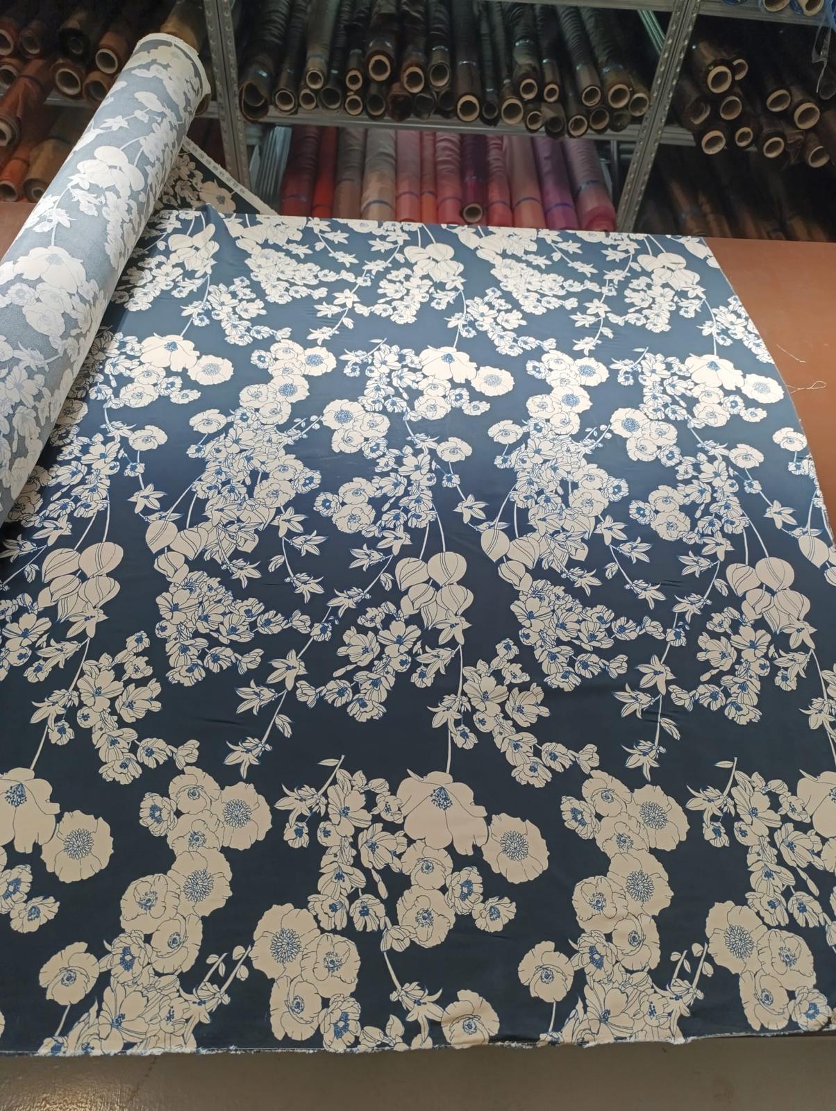 No. 1634 Viskose Druck blaue Blumen