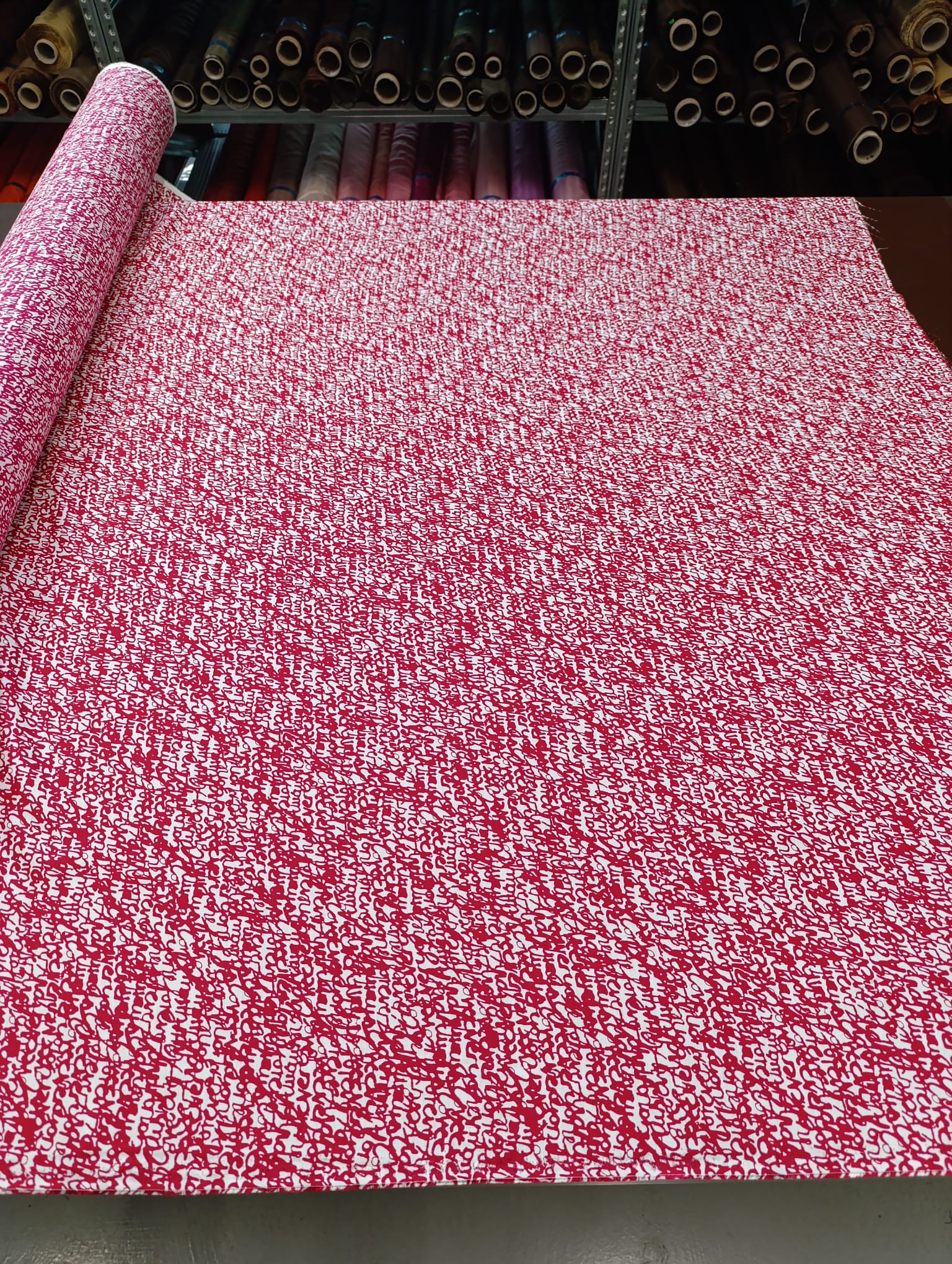 No. 1636 Viskose Druck rote Schrift