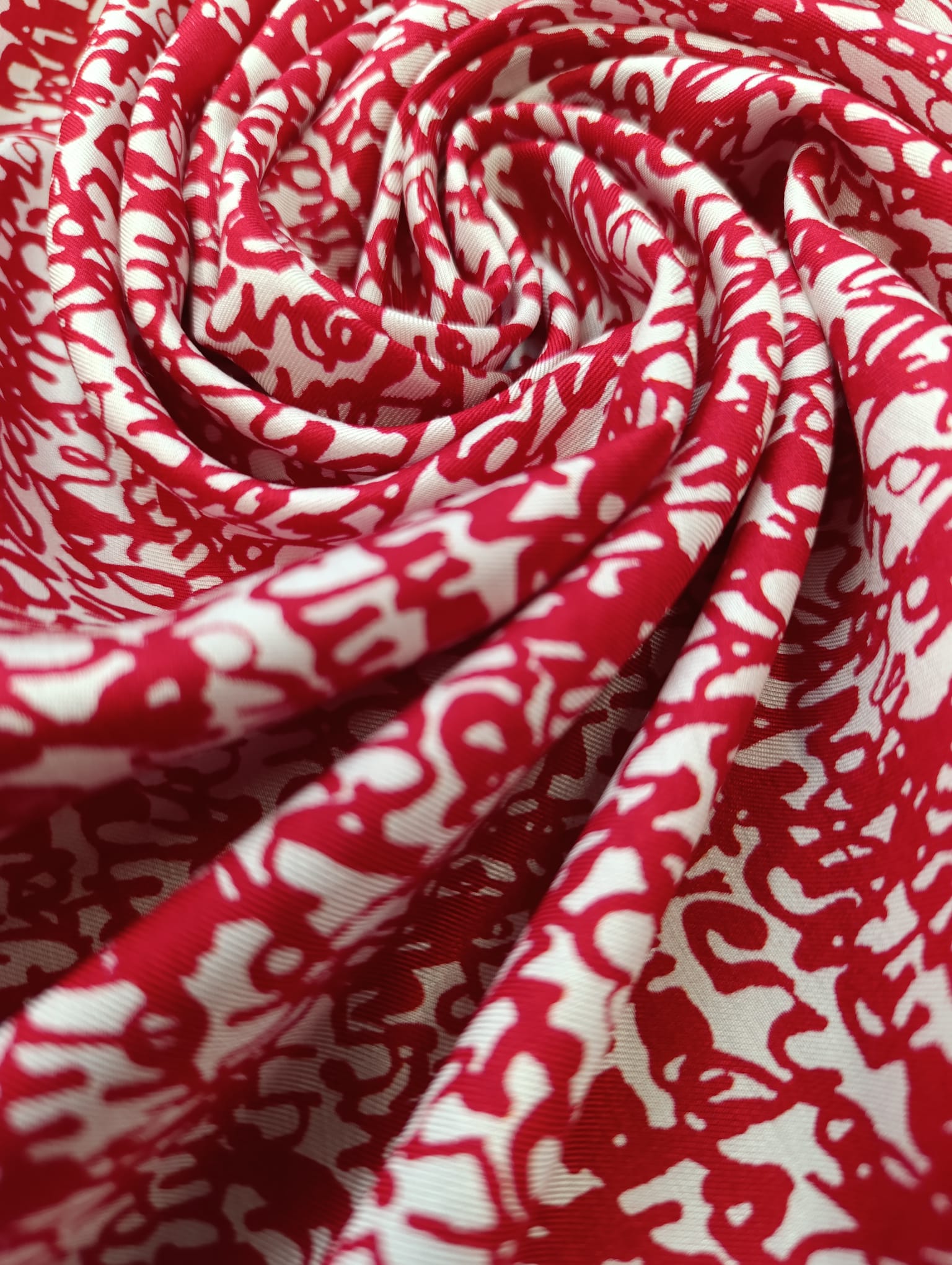 No. 1636 Viskose Druck rote Schrift