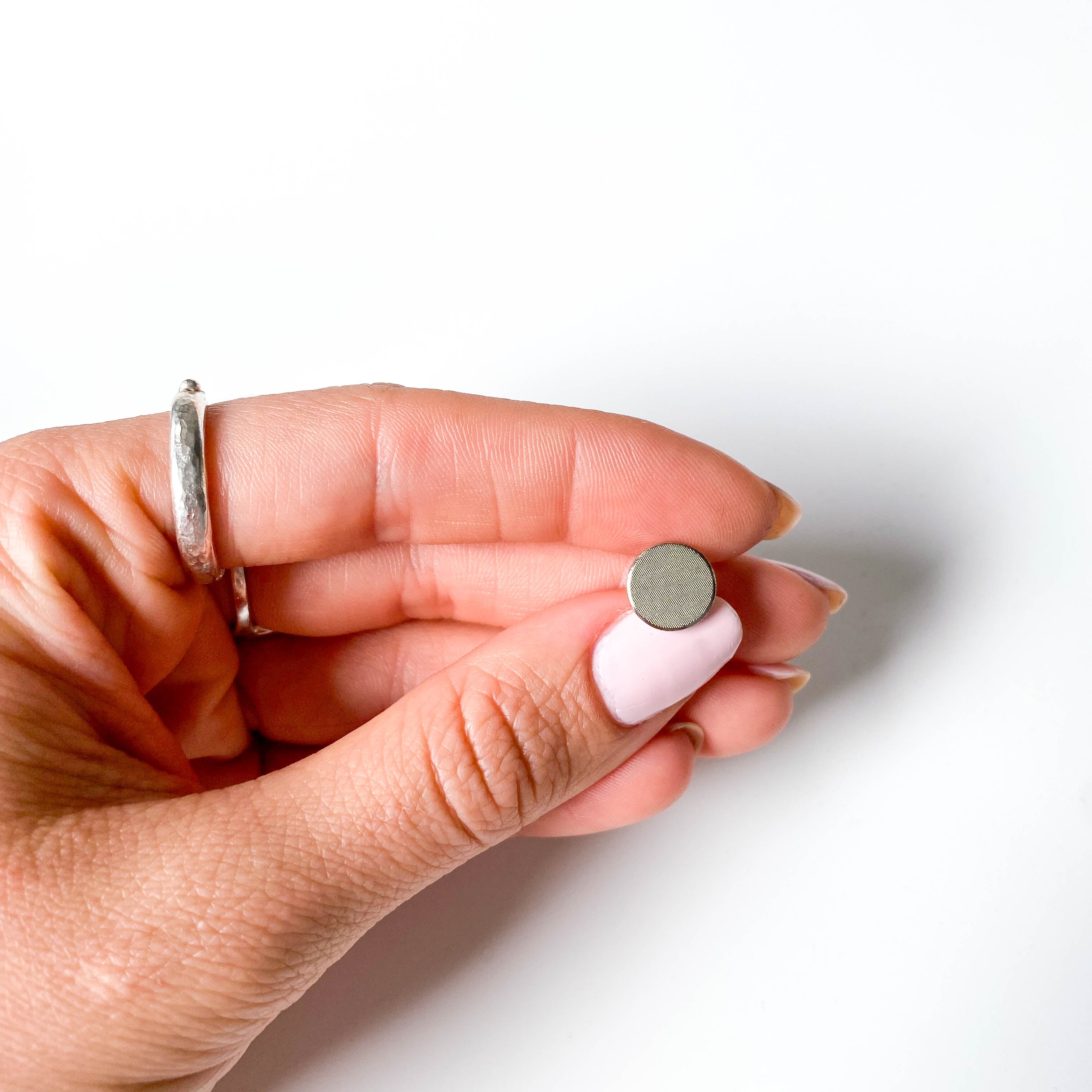 Mother-of-pearl buttons with a 1.1 cm edge