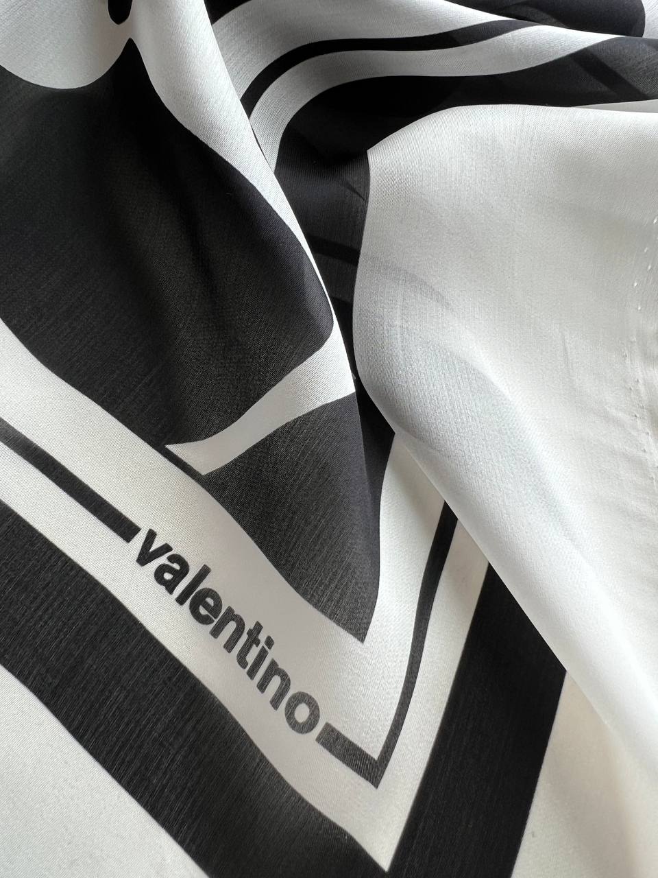 No. 1858 - Seidenpanel schwarz weiß Valentin*