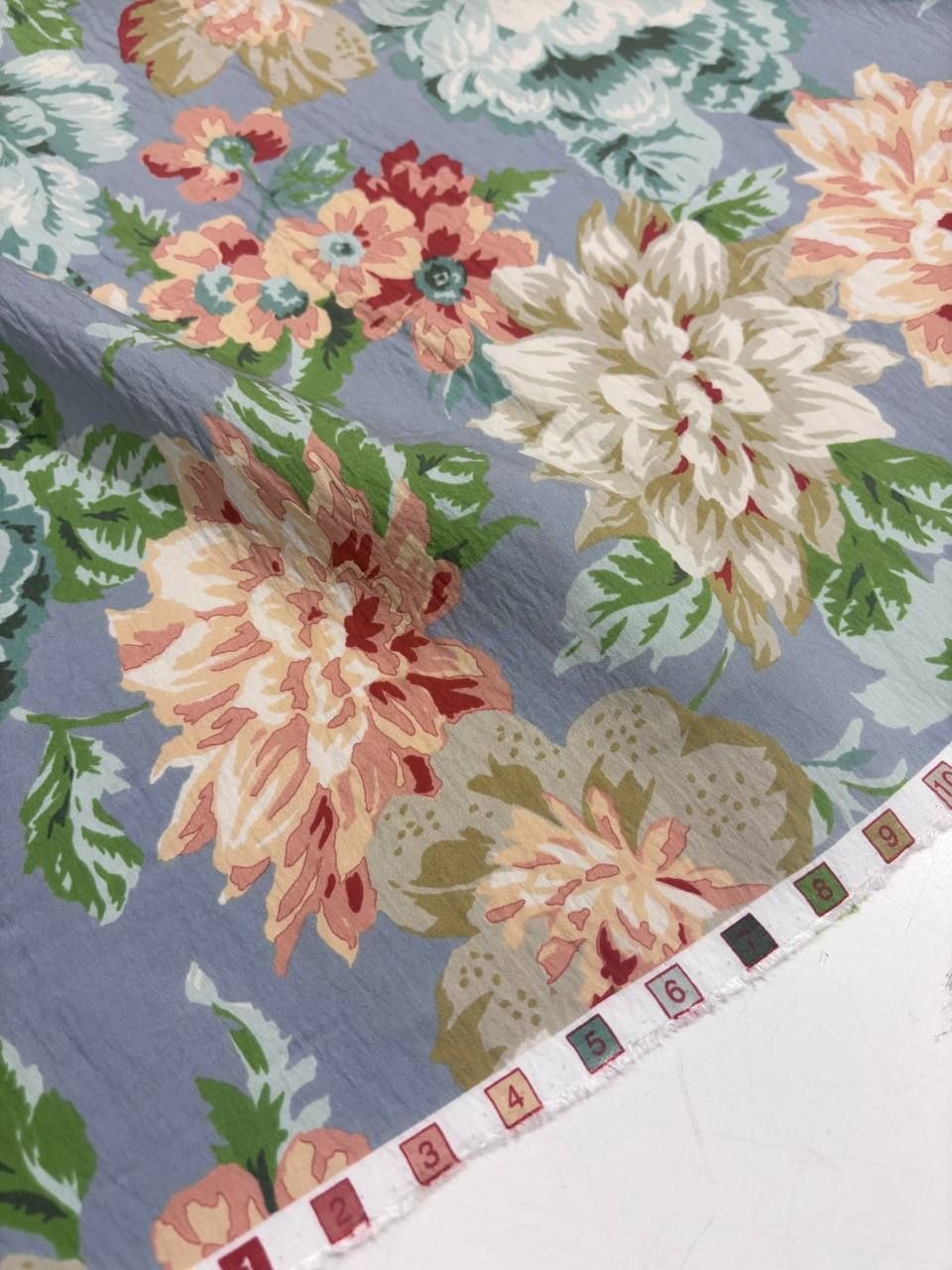 No. 2115 Viskose Blau Vintage-Blumen