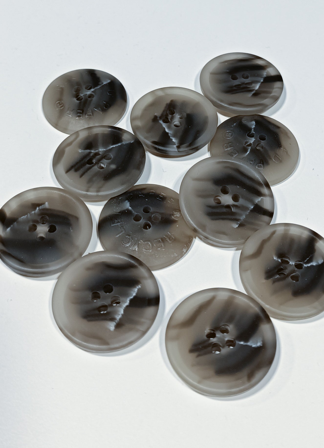 Gray recycled horn buttons 25 mm