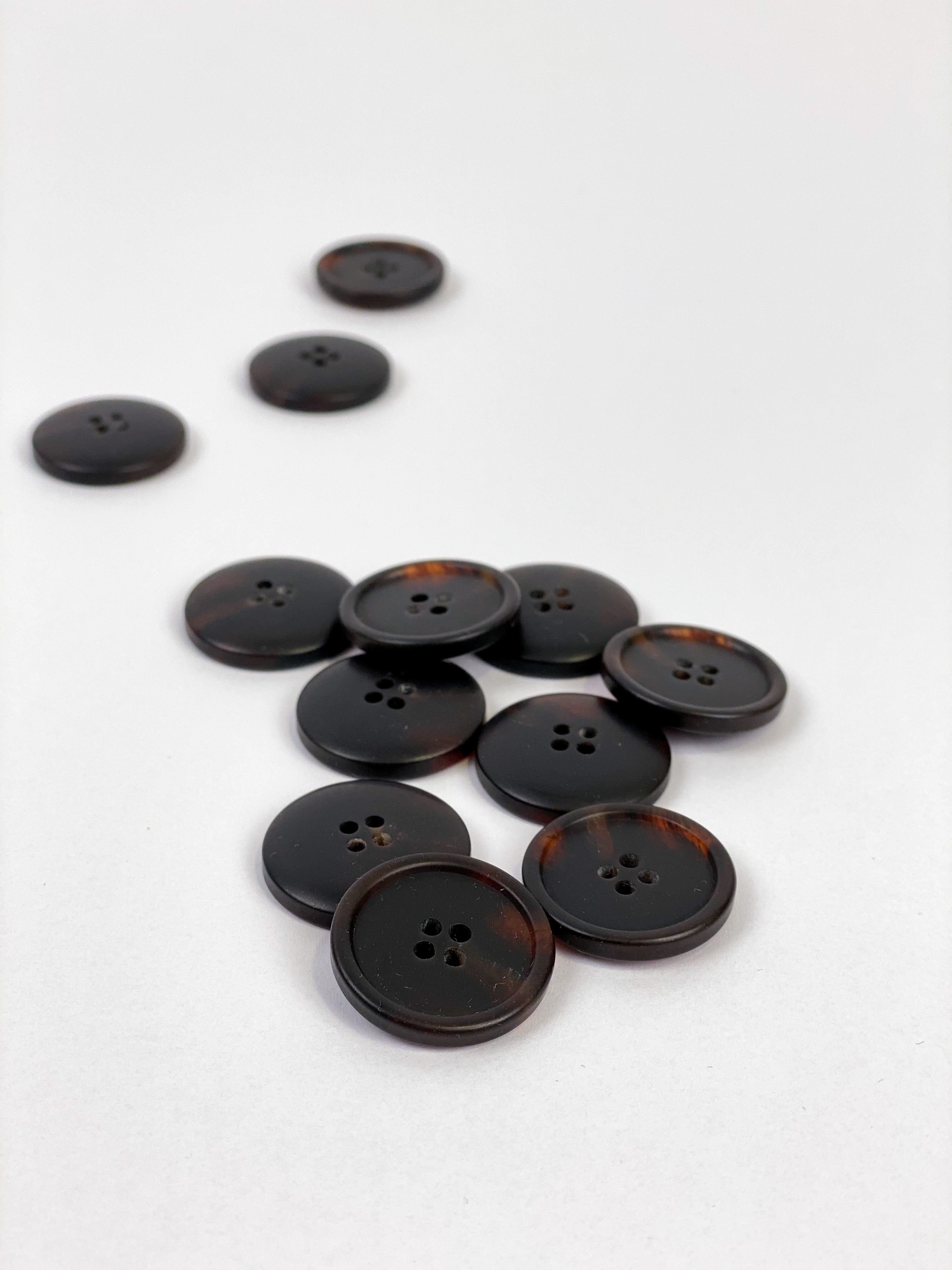 Boutons en corne recyclée marron foncé 24 mm