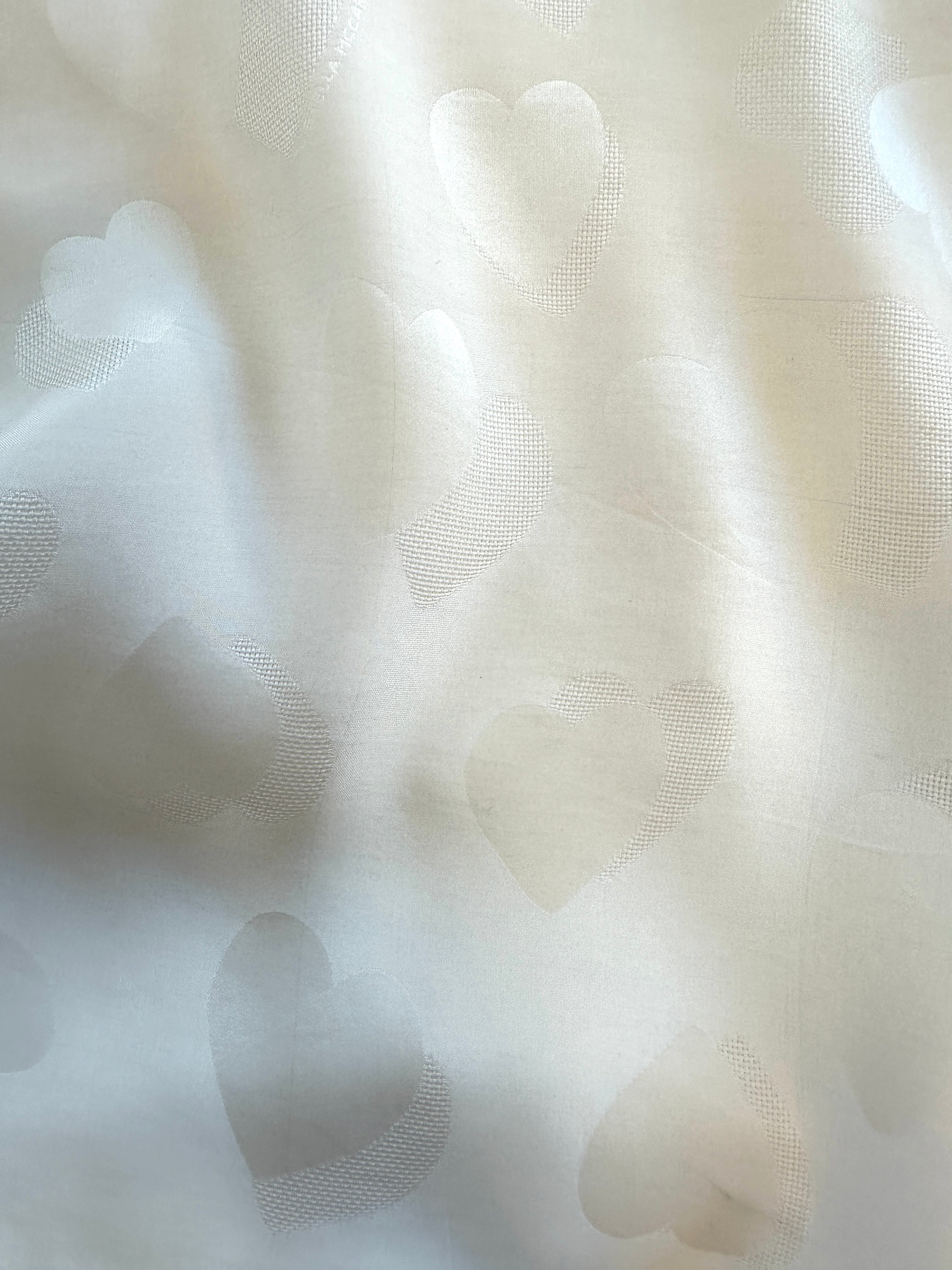 No. 939 Blusenstoff weiß mit Herzchen Seide