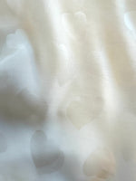 No. 939 Blusenstoff weiß mit Herzchen Seide