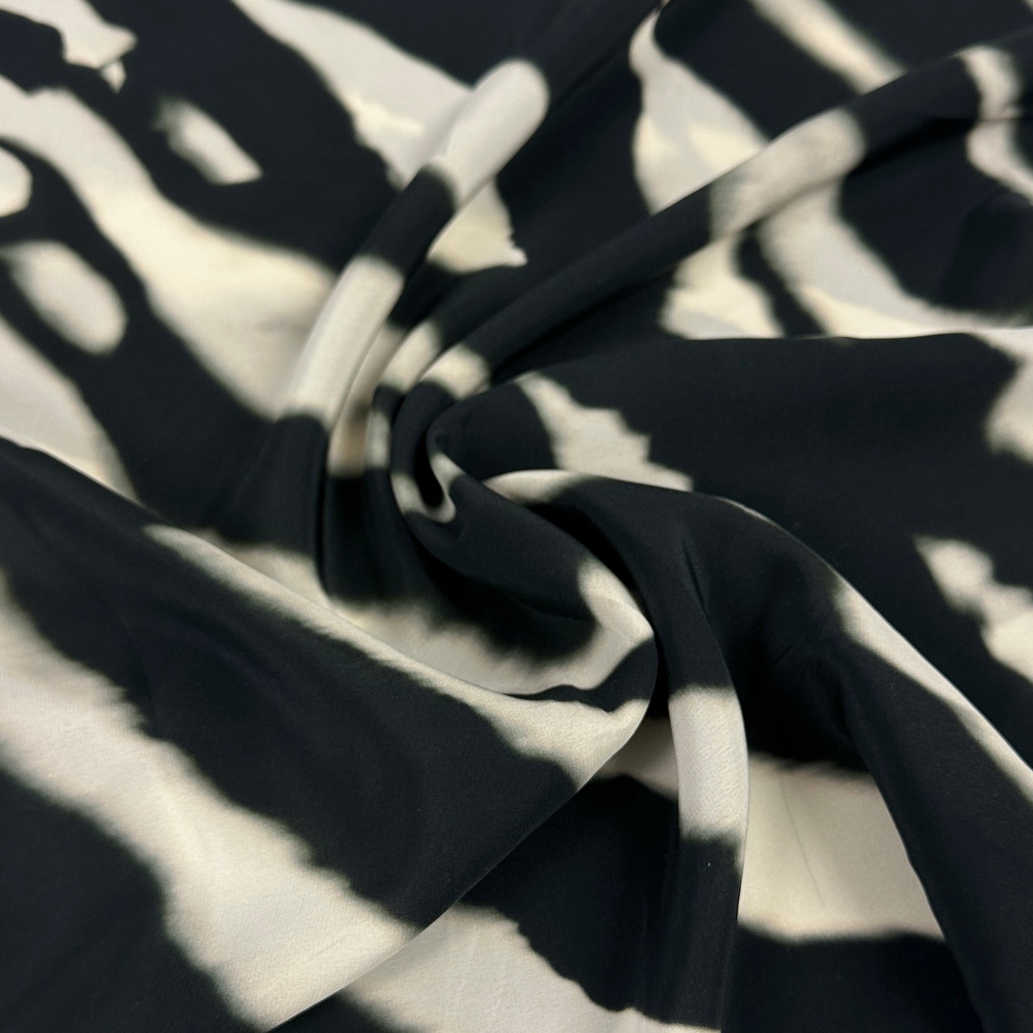 No. 2014 Seidencrepe schwarz weiß
