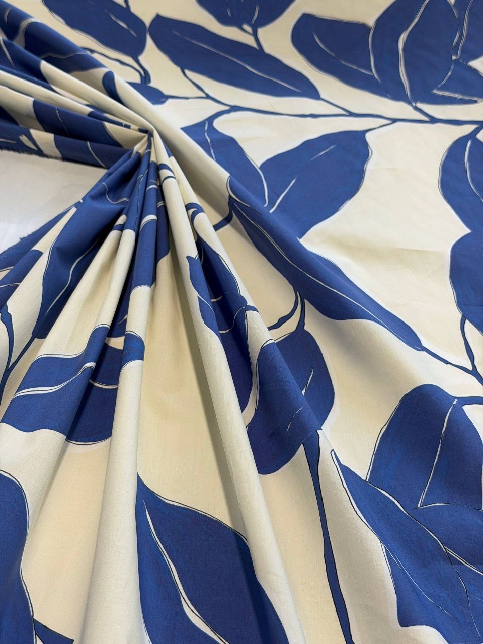 No. 2103 Poplin Blätter Blau/Ecru