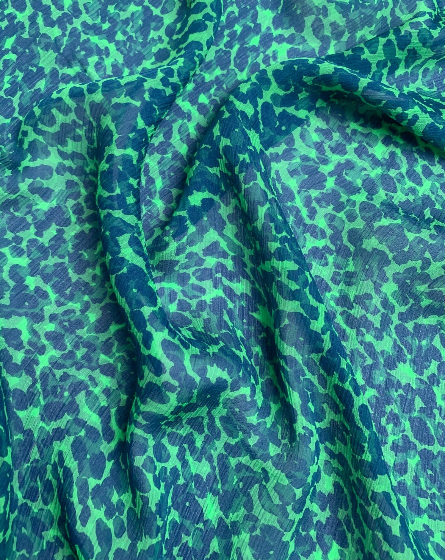 No. 1078 grüne Seide mit blauen Tupfen