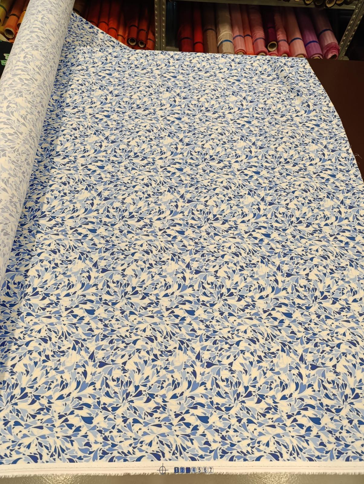 No. 1635 Viskose Druck blaue Herzen