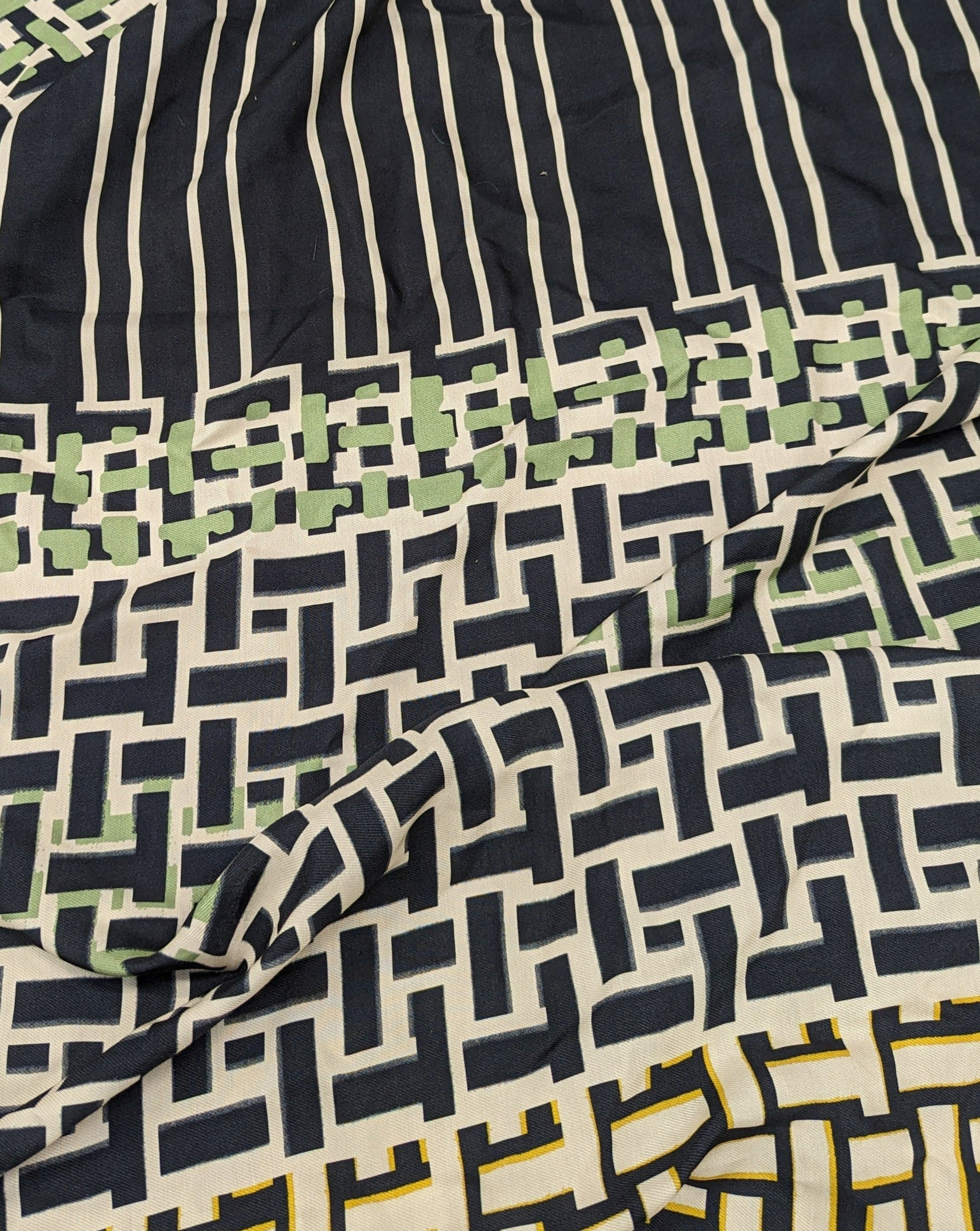 Non. 738 Viscose imprimée motif abstrait