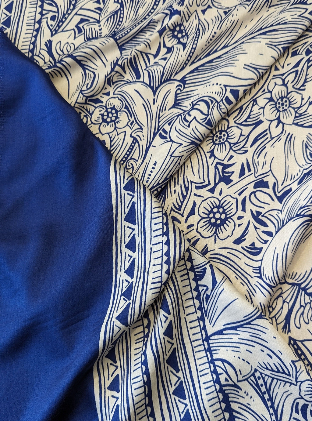 No. 945 bedruckte Viskose azurblau mit Bordüre