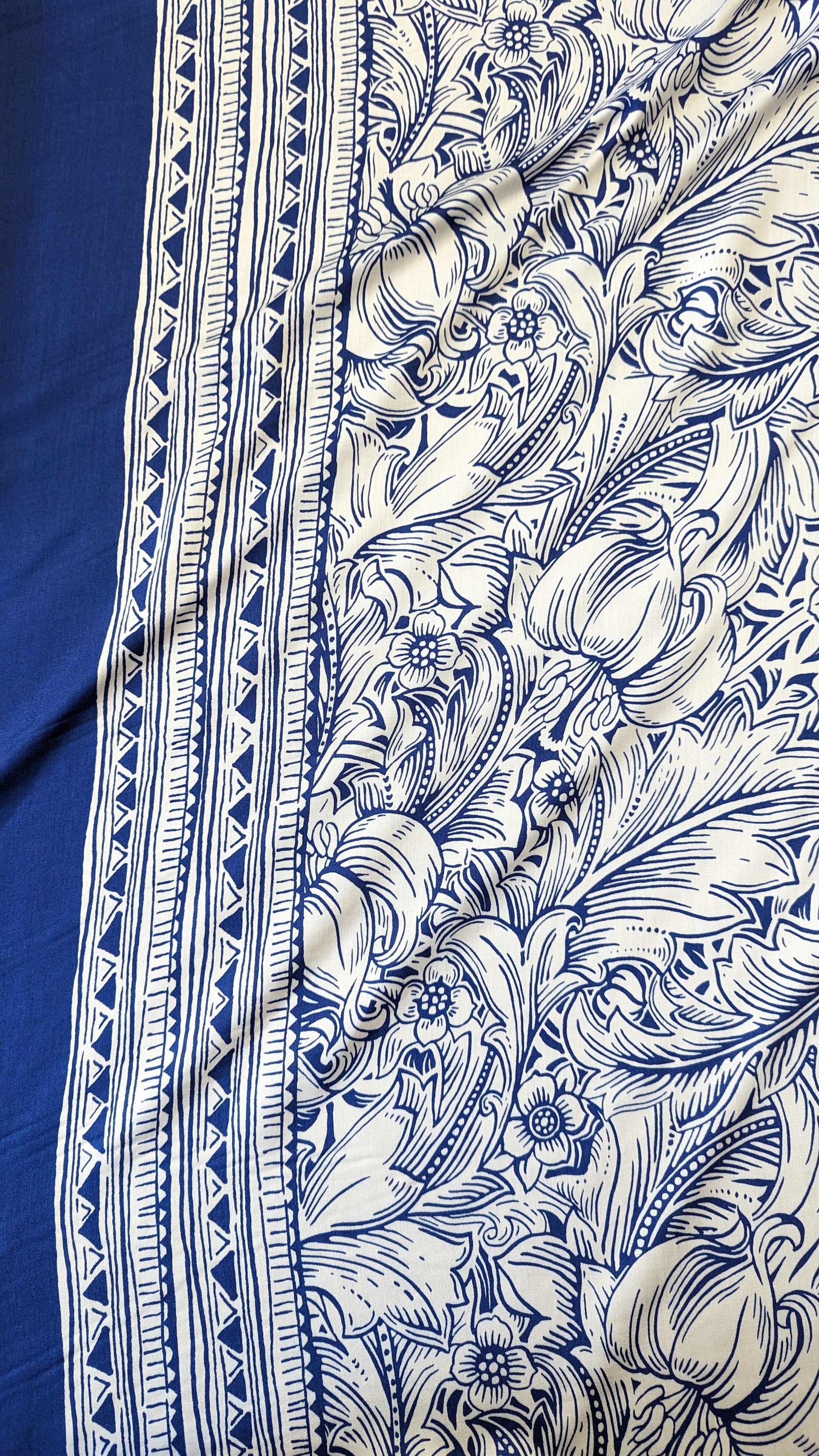 No. 945 bedruckte Viskose azurblau mit Bordüre