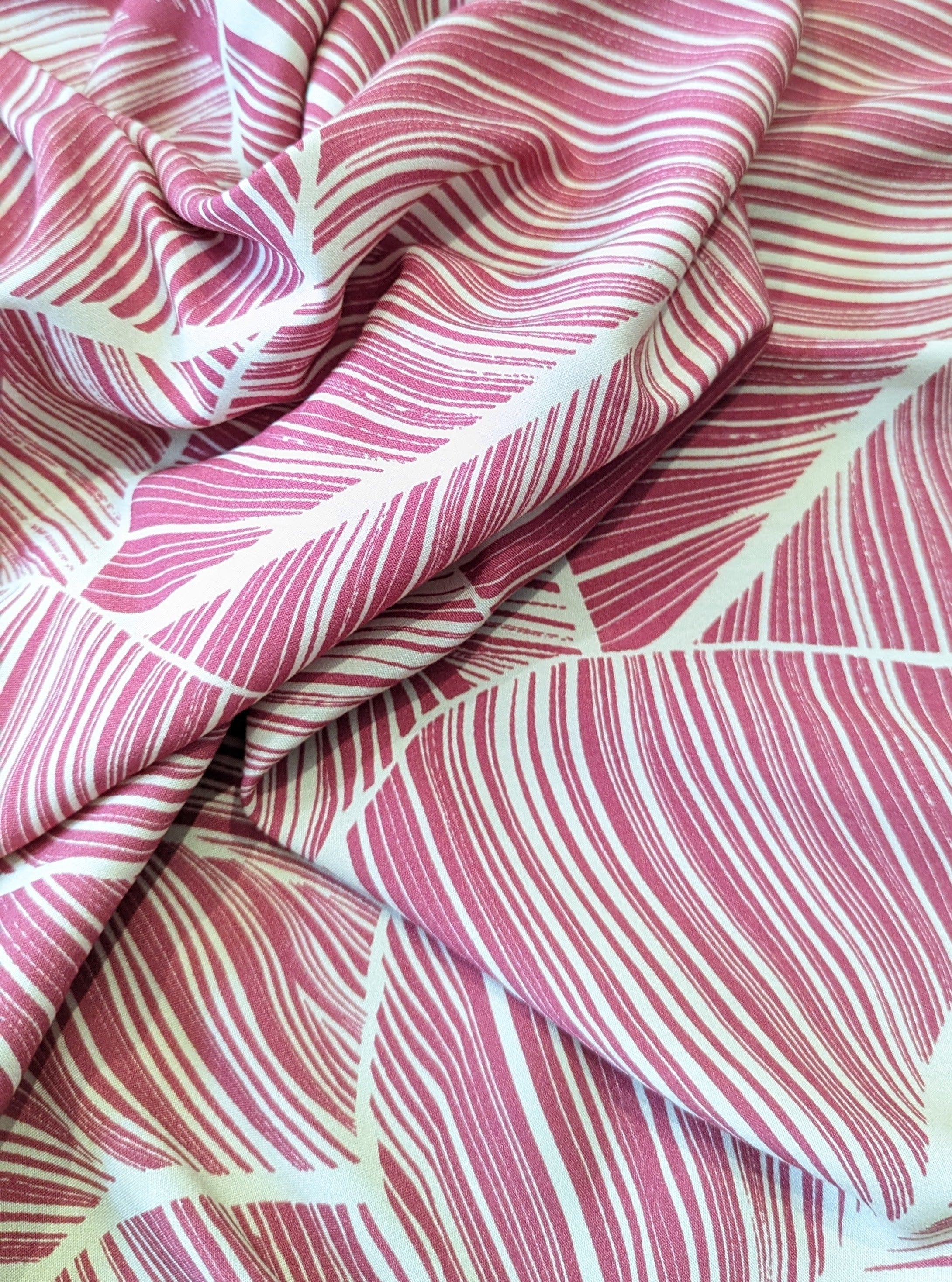 No. 954 bedruckte Viskose magenta mit Blätter