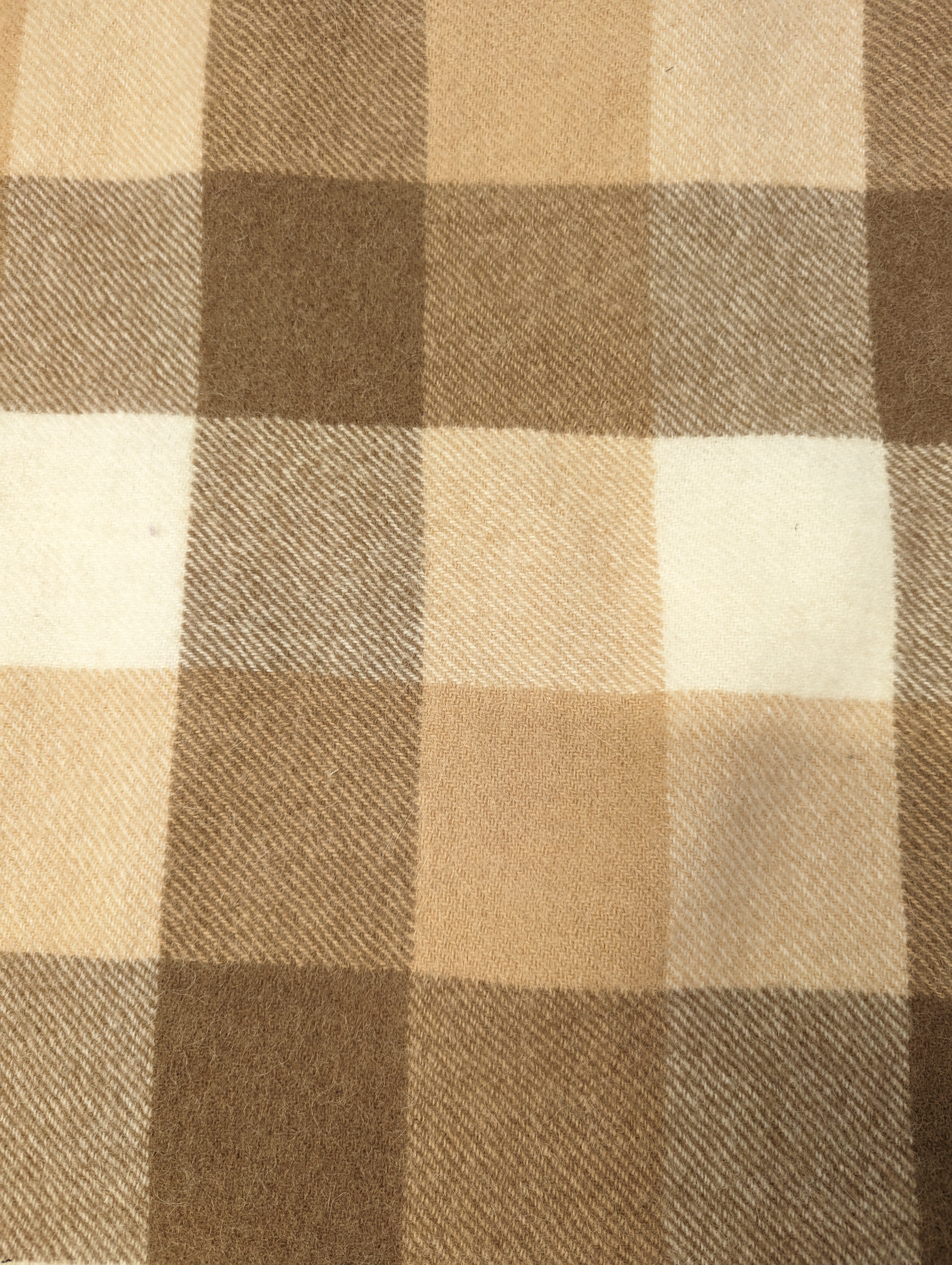 No. 990 Wollstoff kariert beige