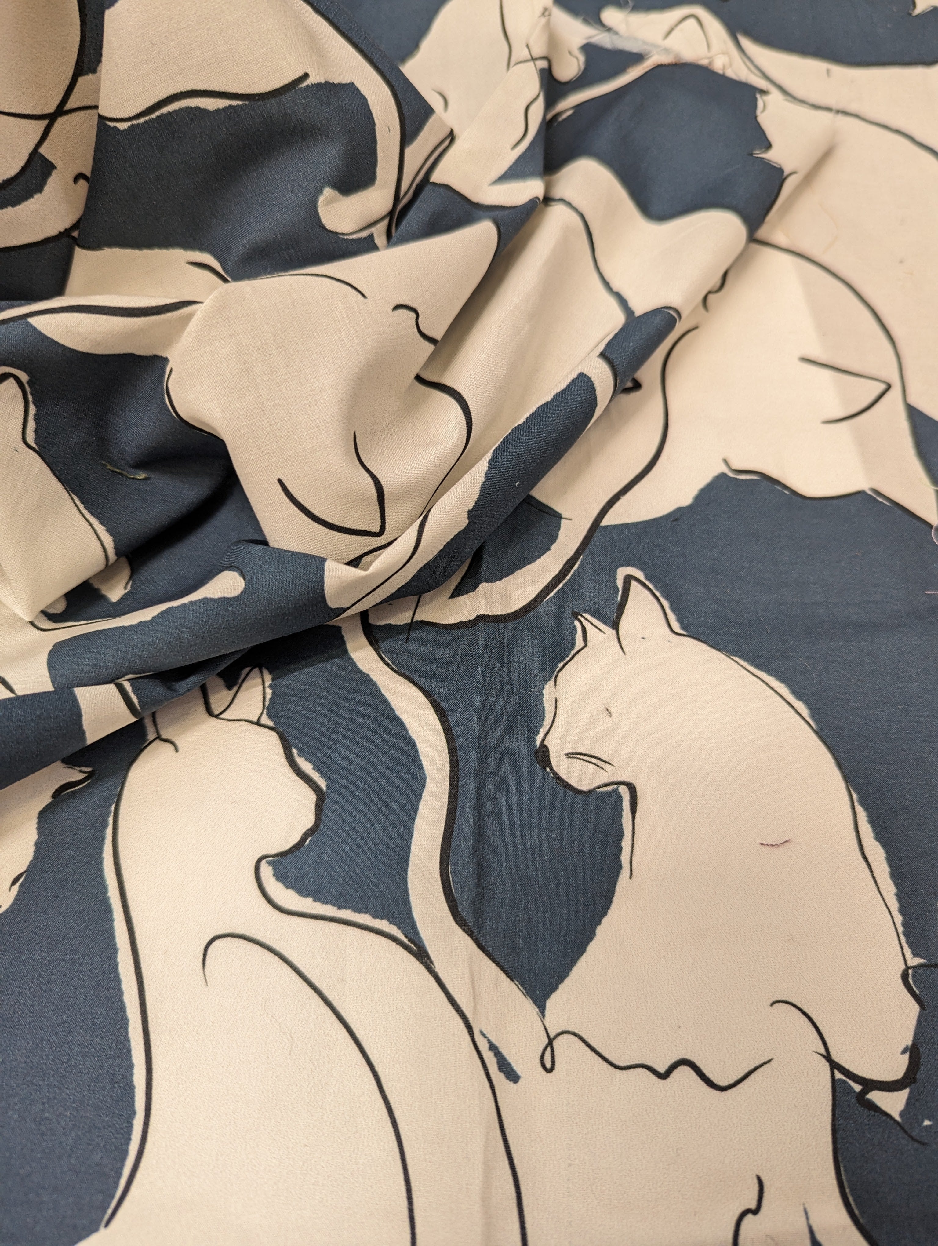 No. 950 bedruckter Baumwollsatin mittelblau mit Katzen