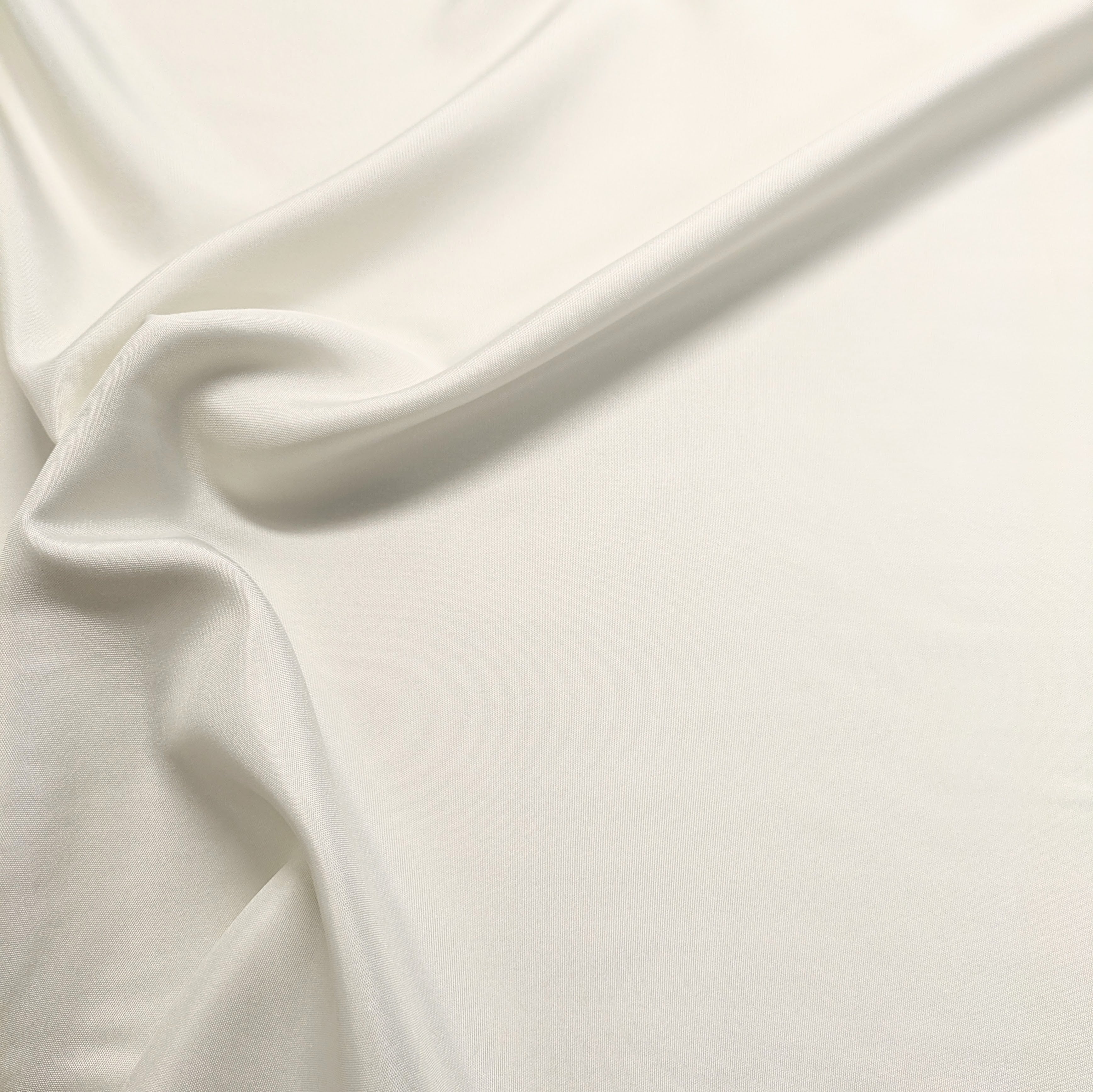 Matériau de la doublure : mélange de viscose blanche