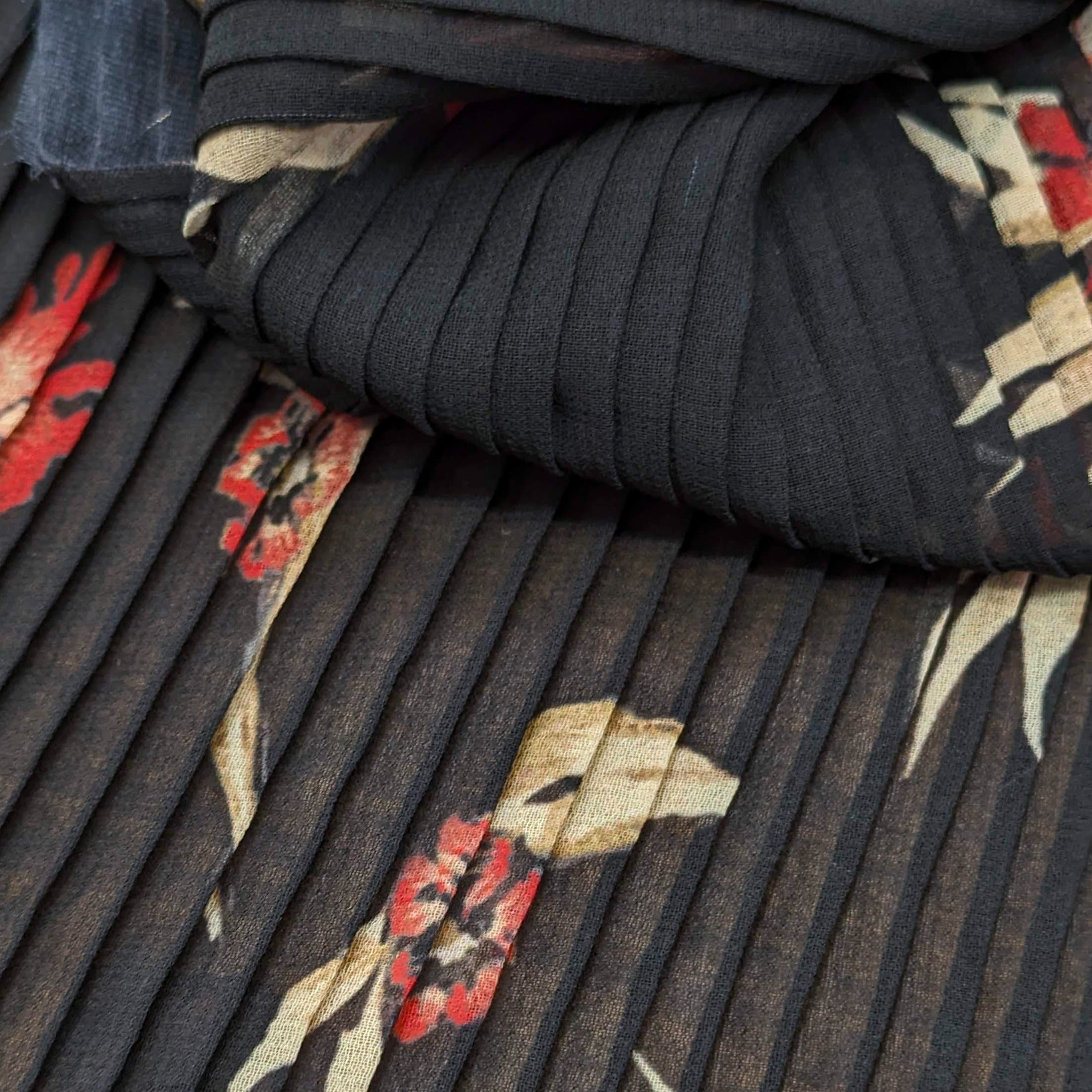 No. 1277 wide pleated blind with flowers black