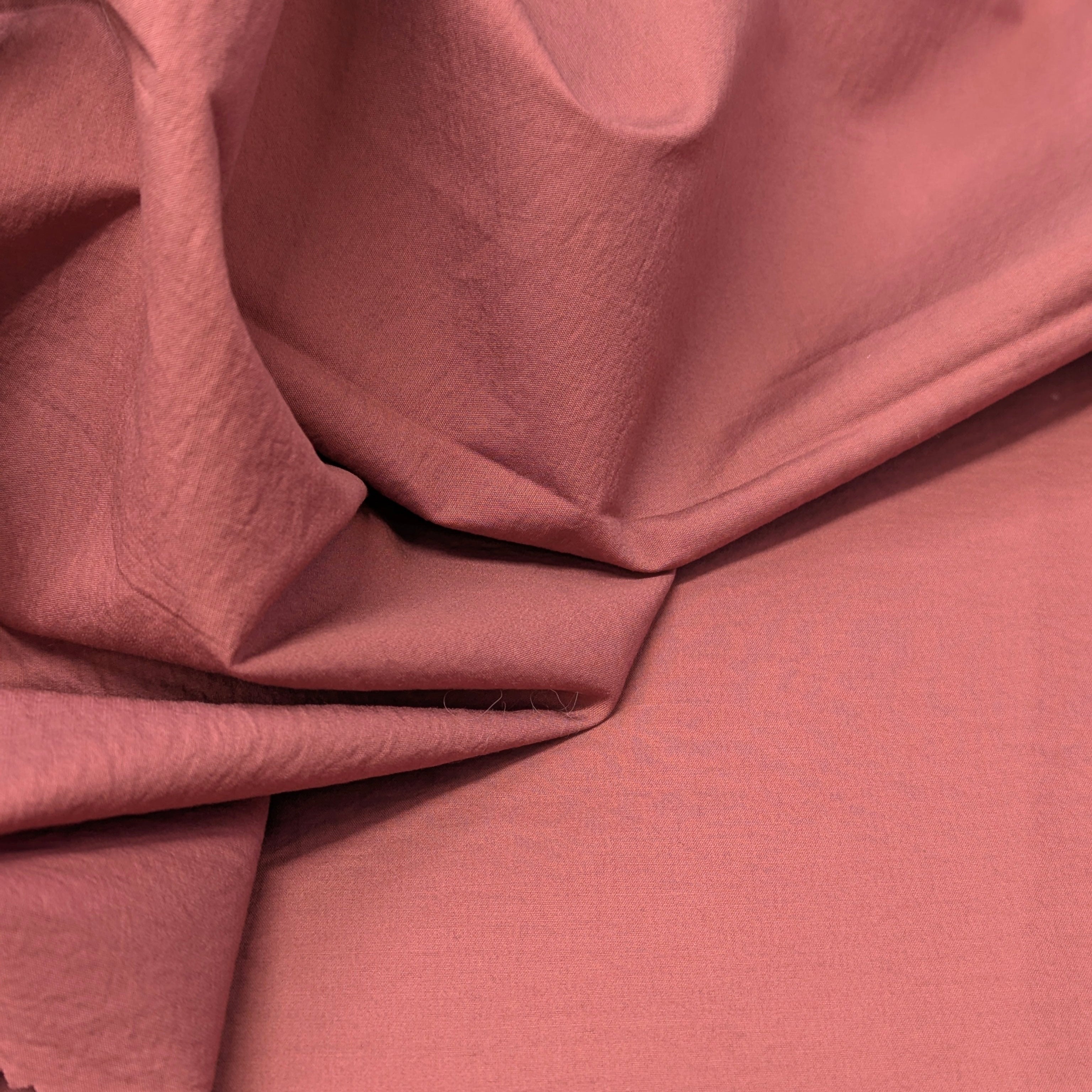 Non. Tissu chemisier en coton 1529 toucher froissé mauve Brun. Coucou.
