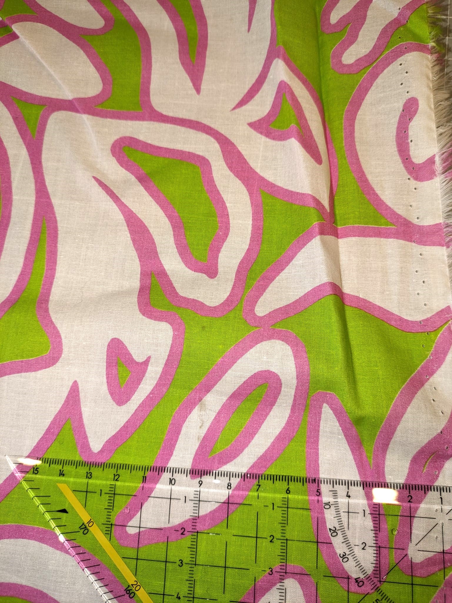 No. 845  B-Ware Baumwolle mit abstraktem Muster grün rosa