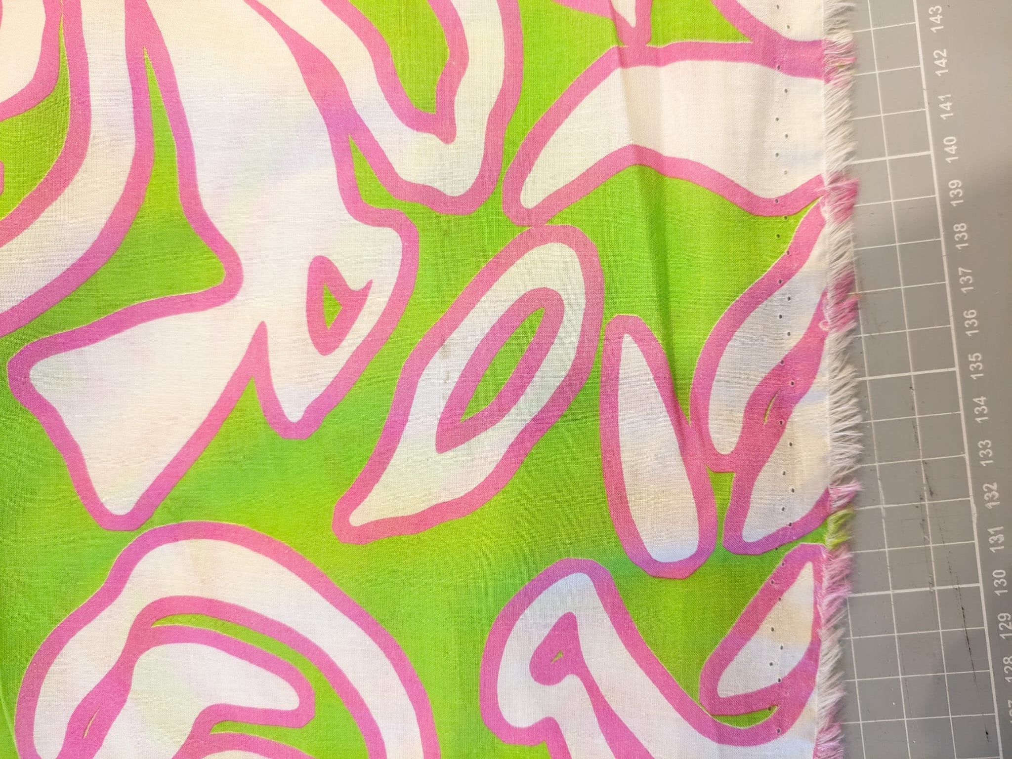 No. 845  B-Ware Baumwolle mit abstraktem Muster grün rosa