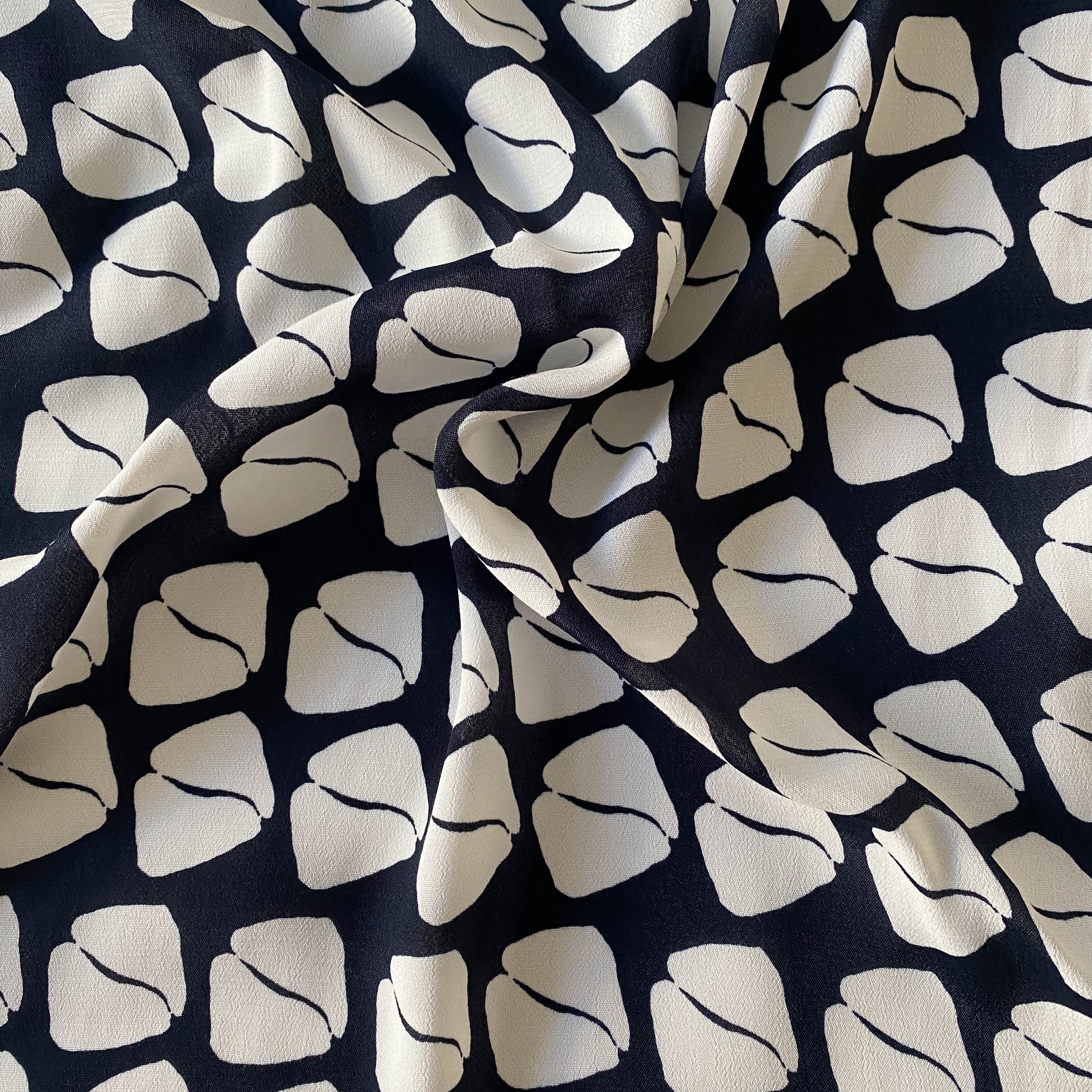 No. 1325 Viskose Crepe mit Kuss Print
