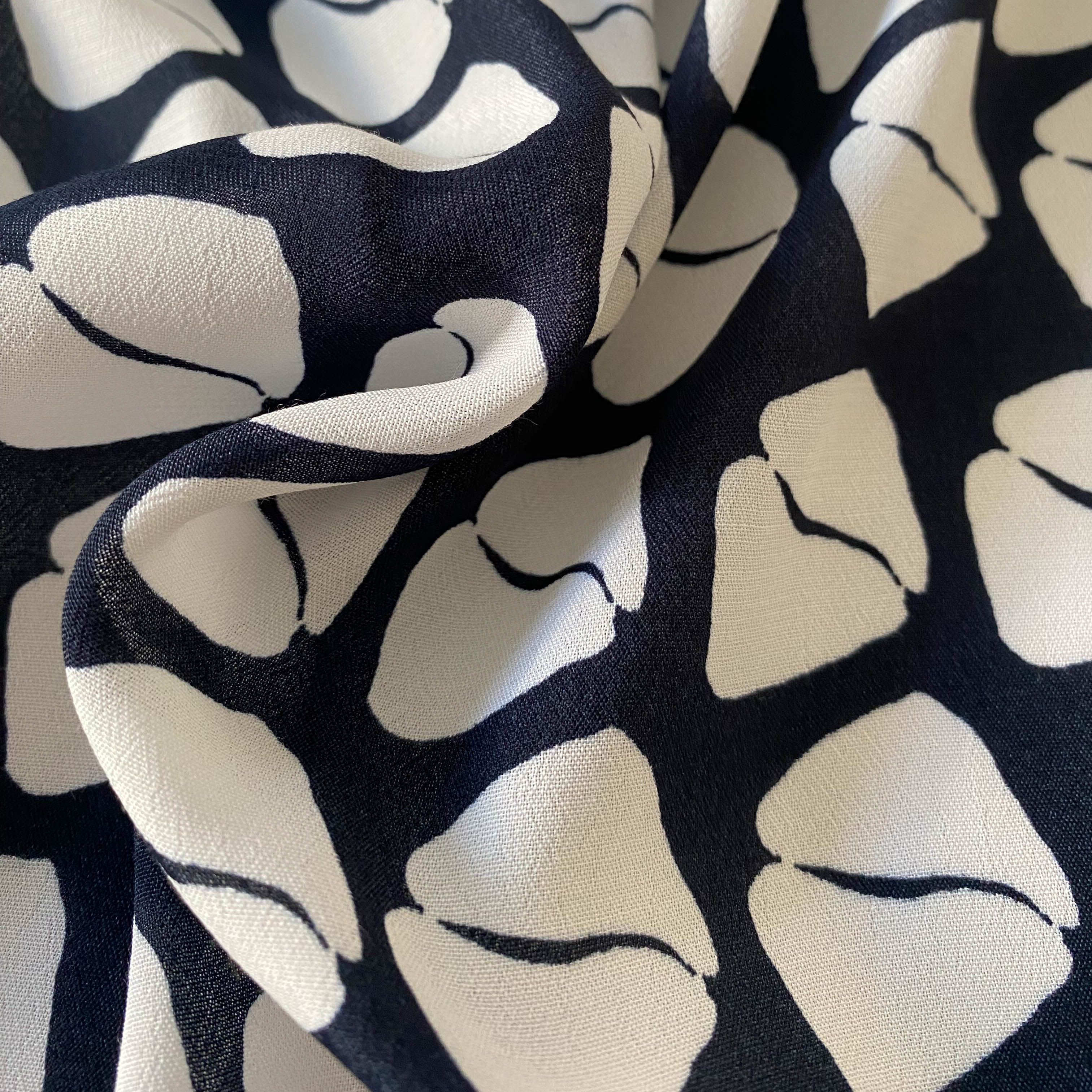 No. 1325 Viskose Crepe mit Kuss Print