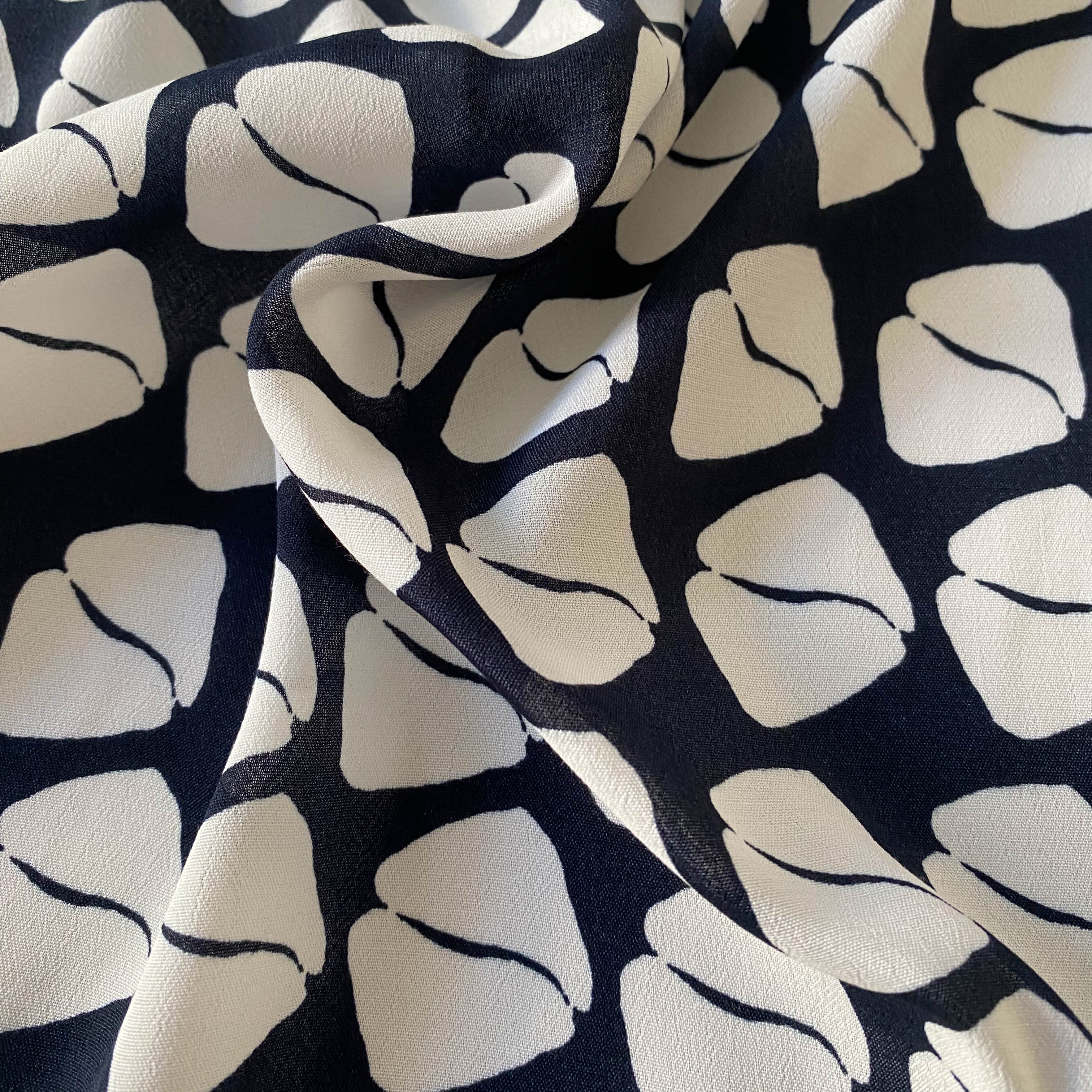 Non. 1325 Crêpe de viscose imprimé baisers