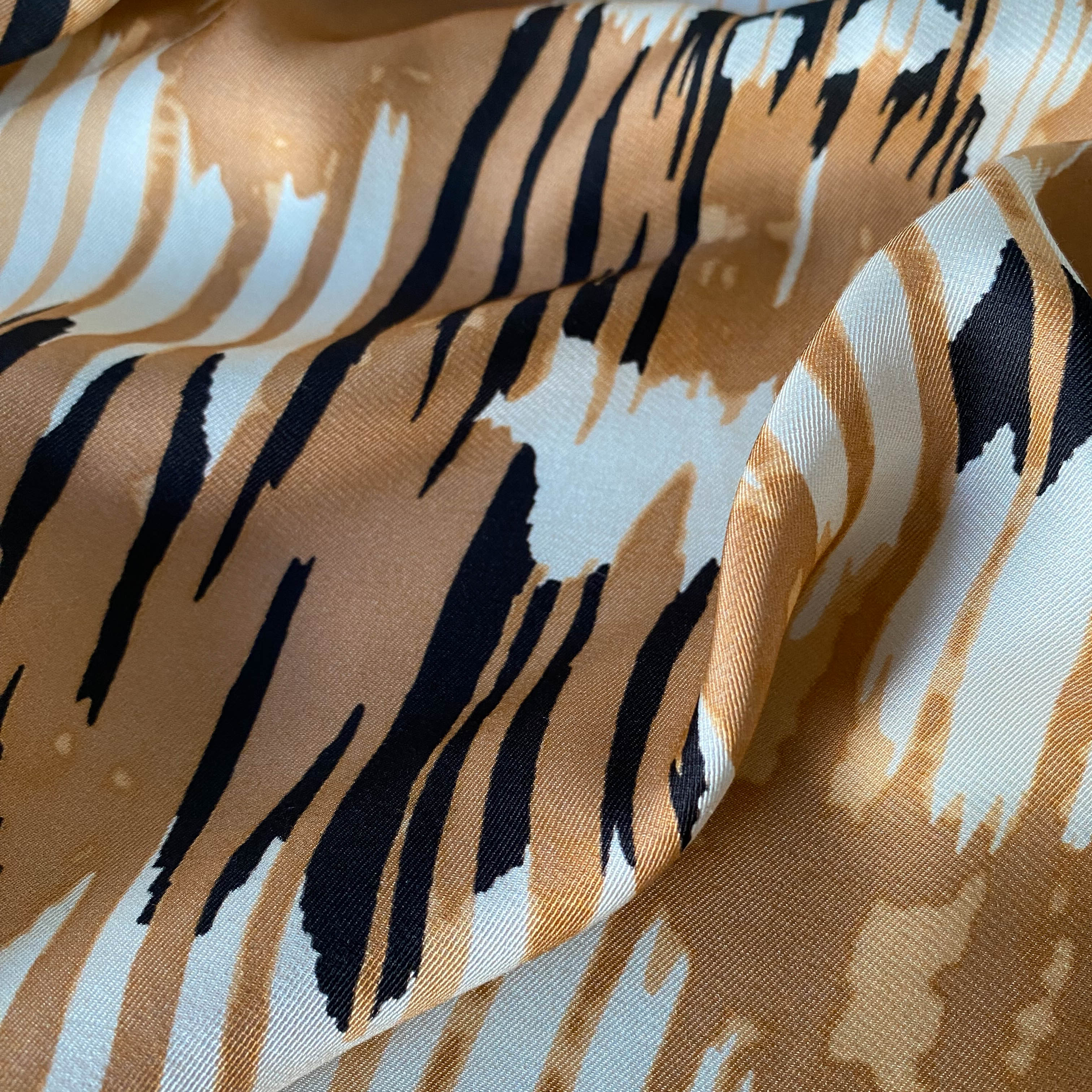No. 1332 Viskose mit abstraktem Print
