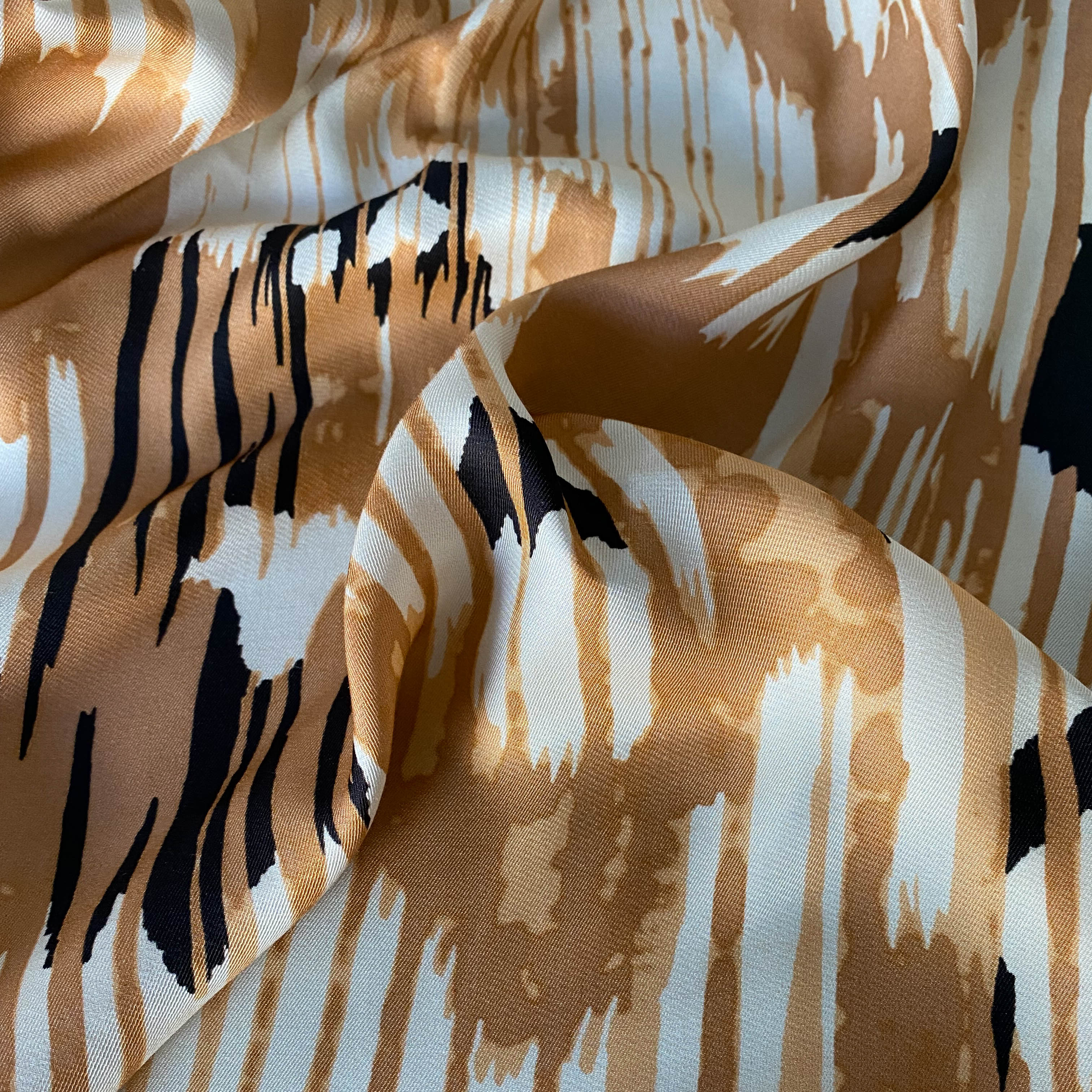 No. 1332 Viskose mit abstraktem Print