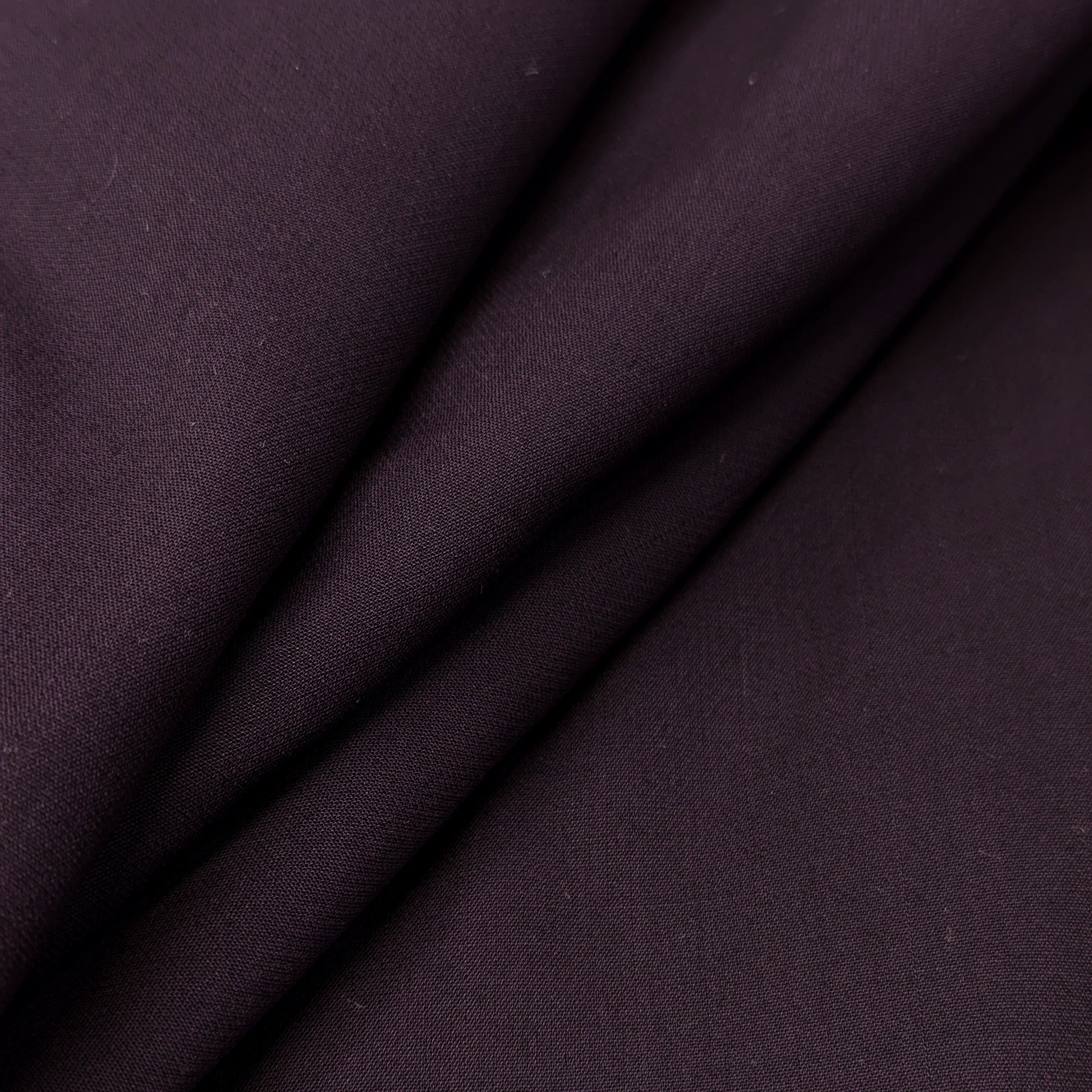 Non. Tissu viscose 1527 avec élasthanne marron violet foncé. Coucou.
