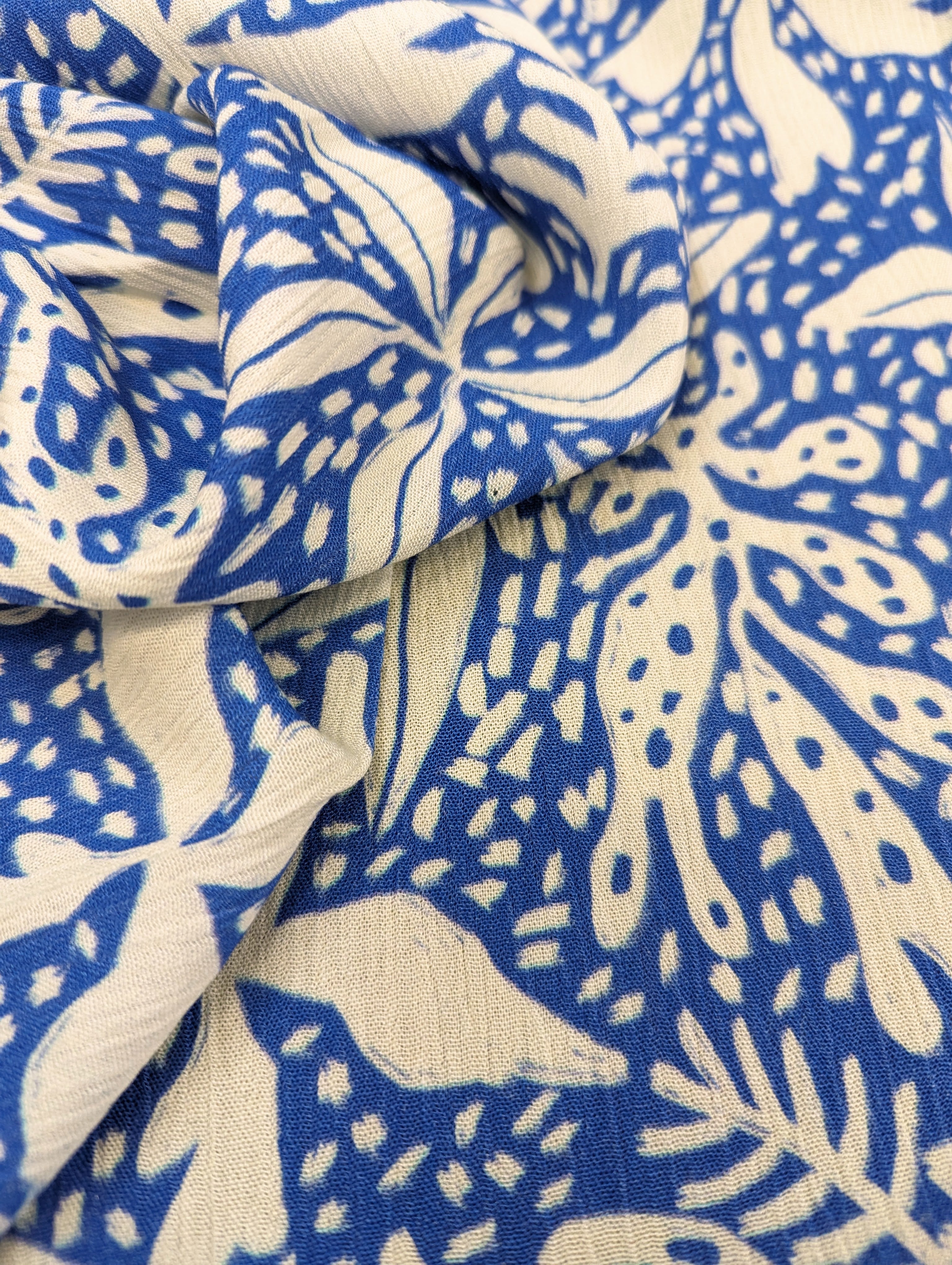 No. 952  bedruckter Viskosecrepe blau