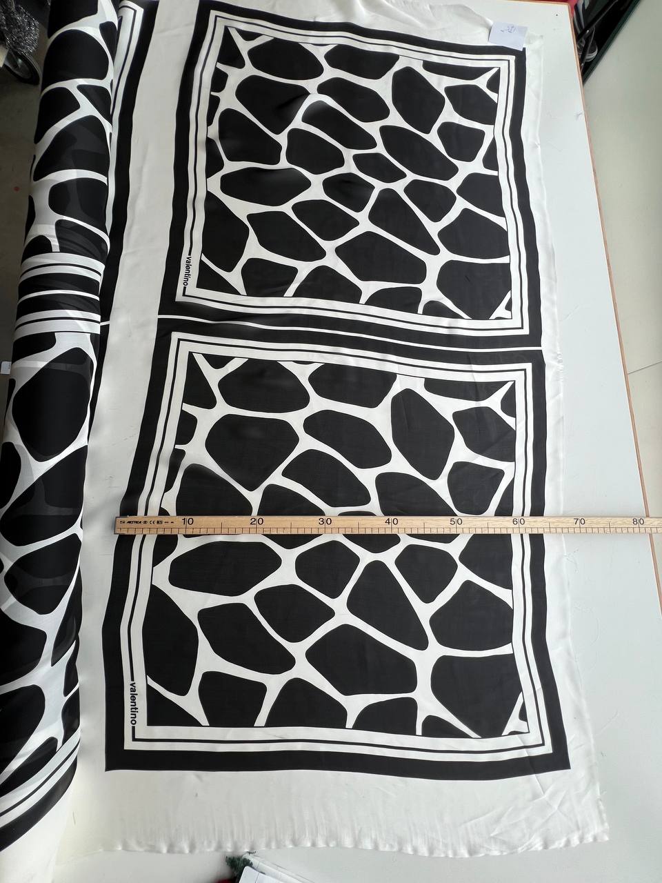 No. 1858 - Seidenpanel schwarz weiß Valentin*