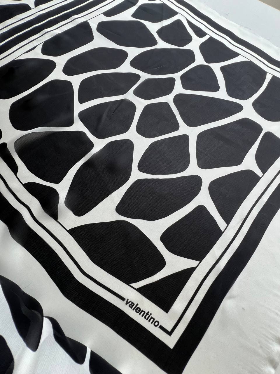 No. 1858 - Seidenpanel schwarz weiß Valentin*