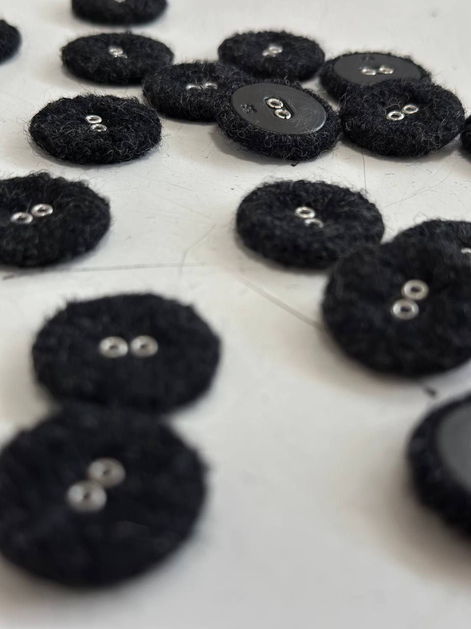 x Knopf Tweed schwarz MM