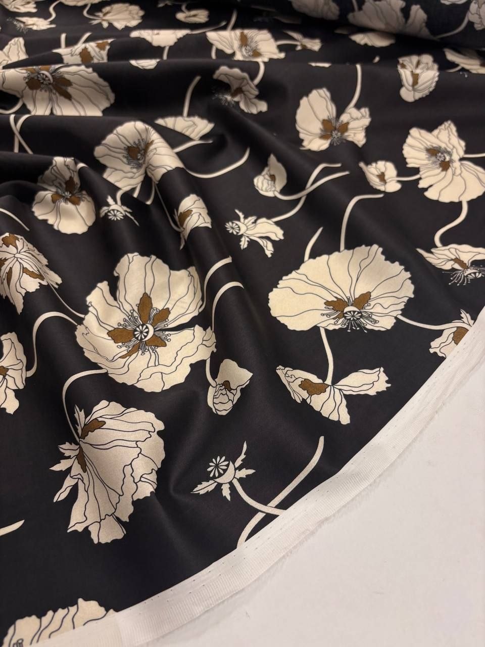 No. 2112 Satin Schwarz Mohnblumen