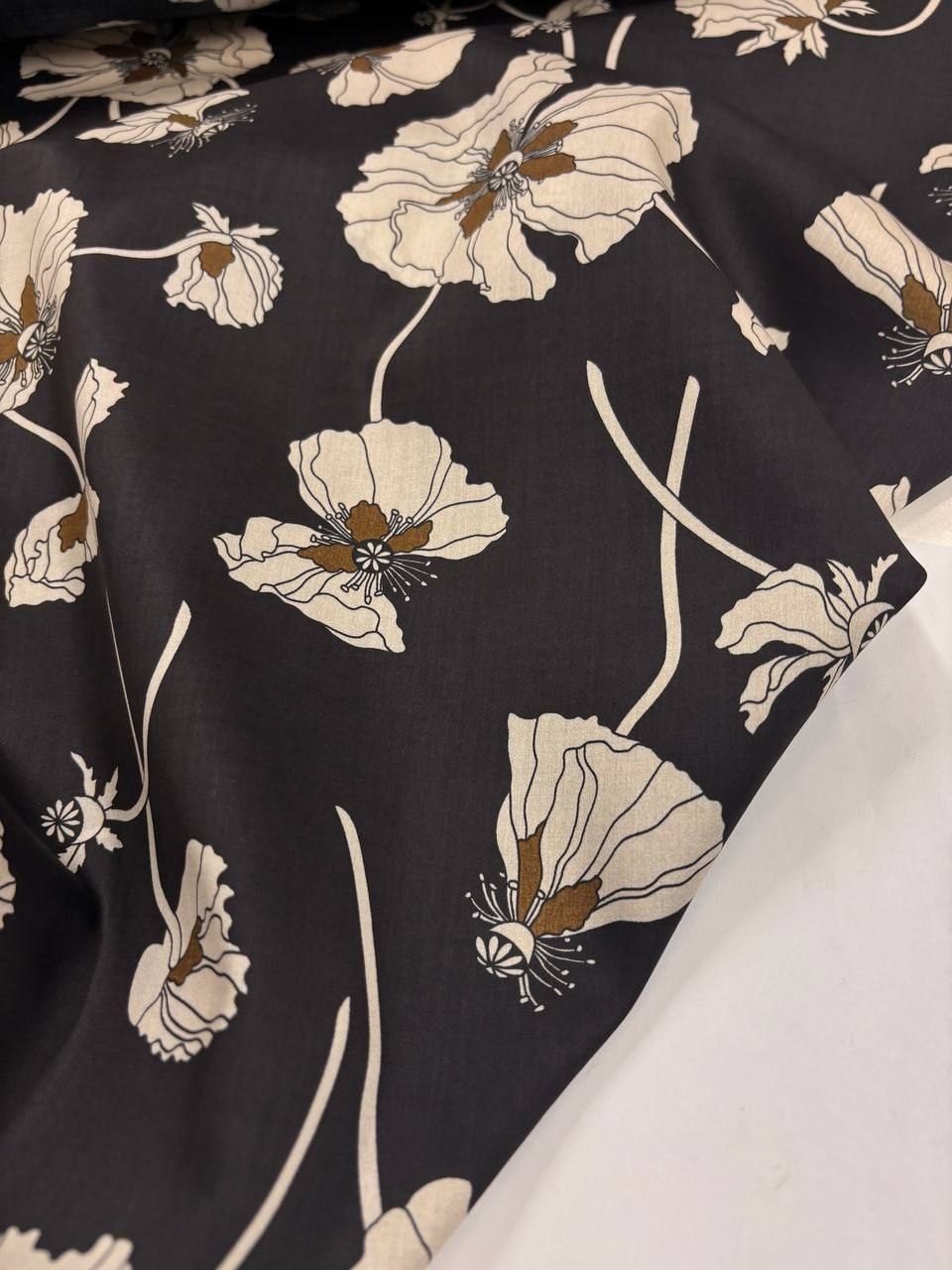 No. 2112 Satin Schwarz Mohnblumen