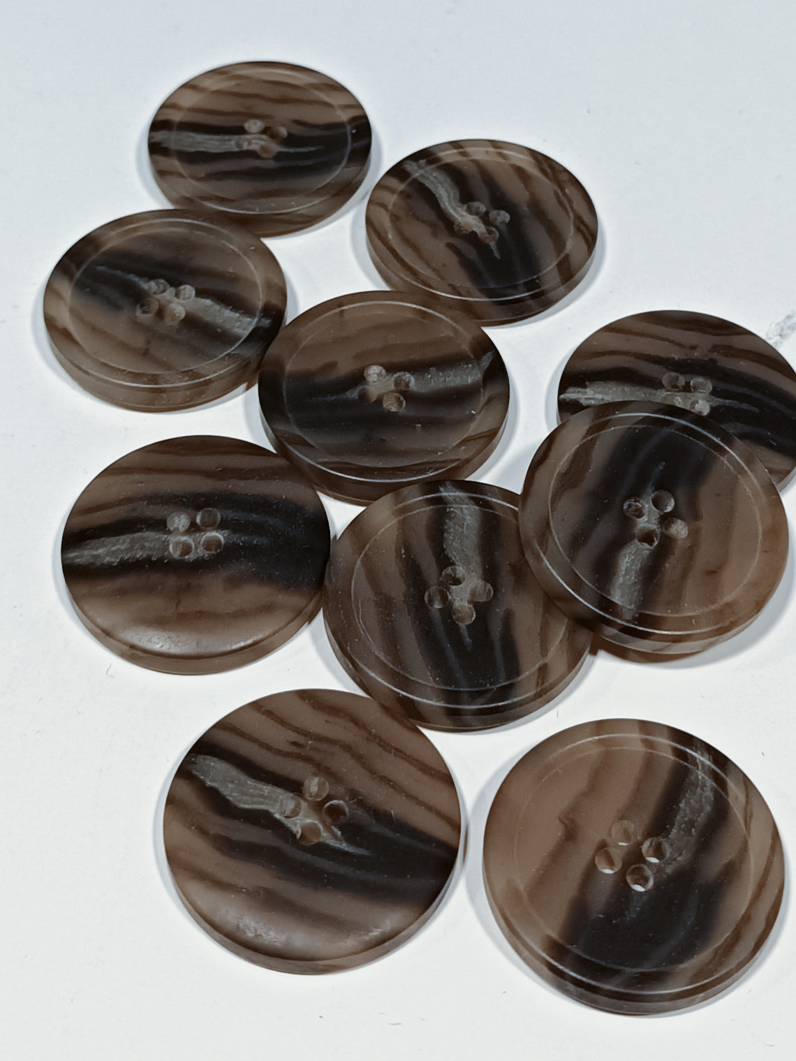Light brown recycled horn buttons