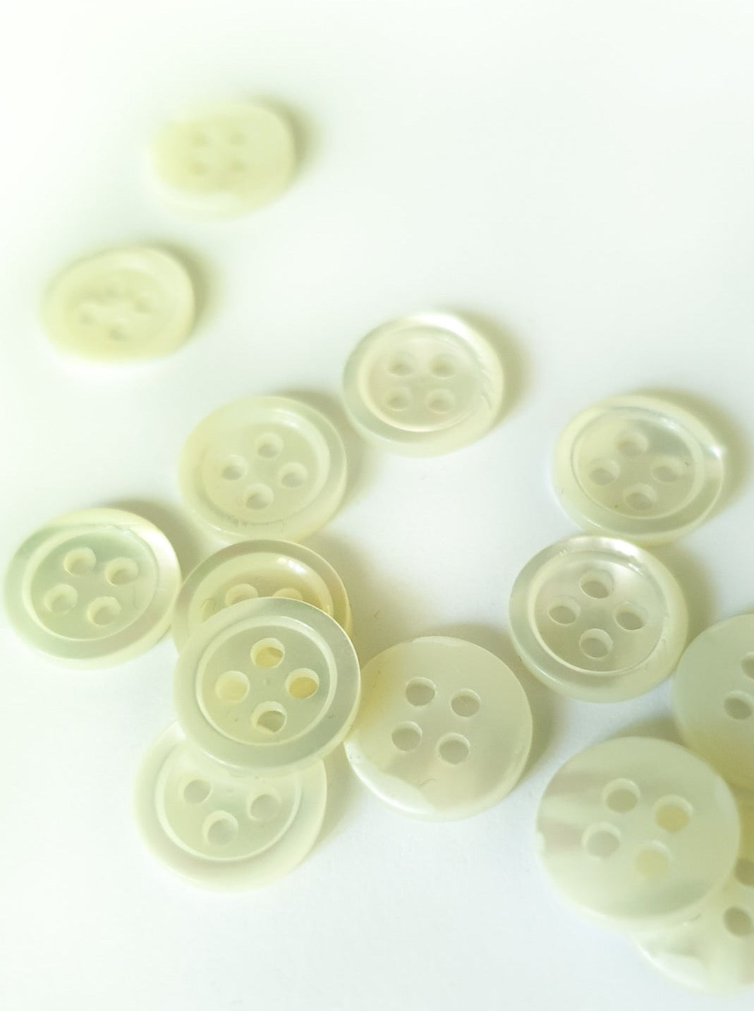 Mother-of-pearl buttons with a 1.1 cm edge