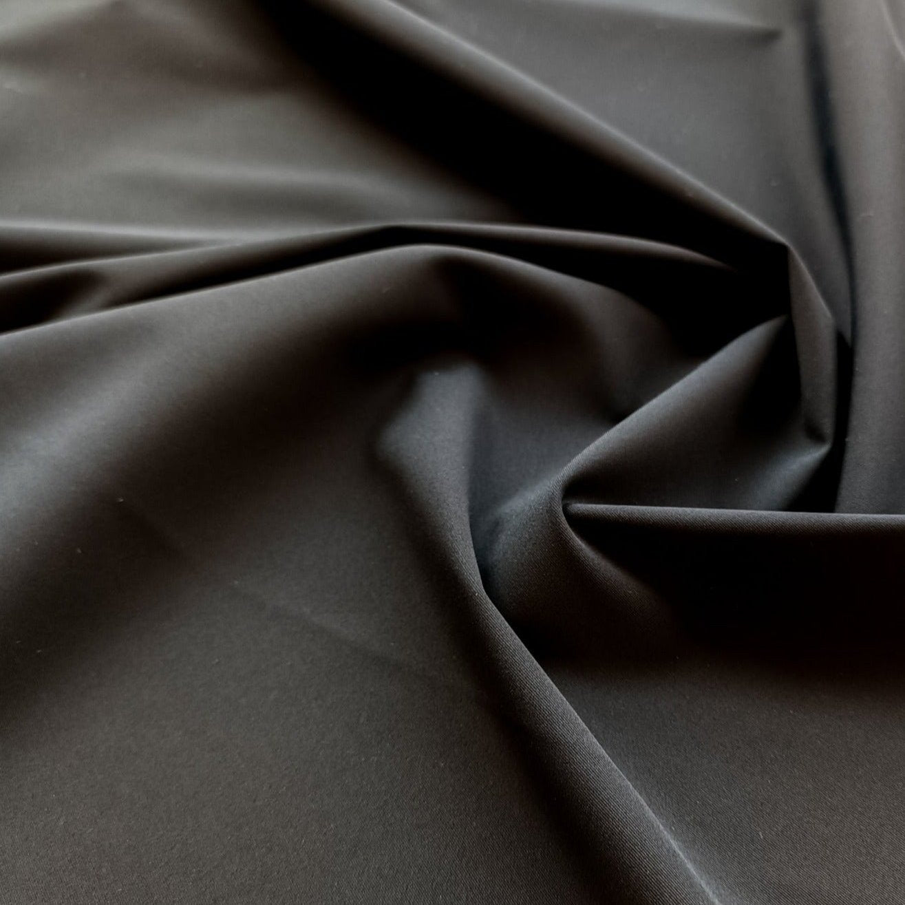 ECONYL® Stoff in Schwarz